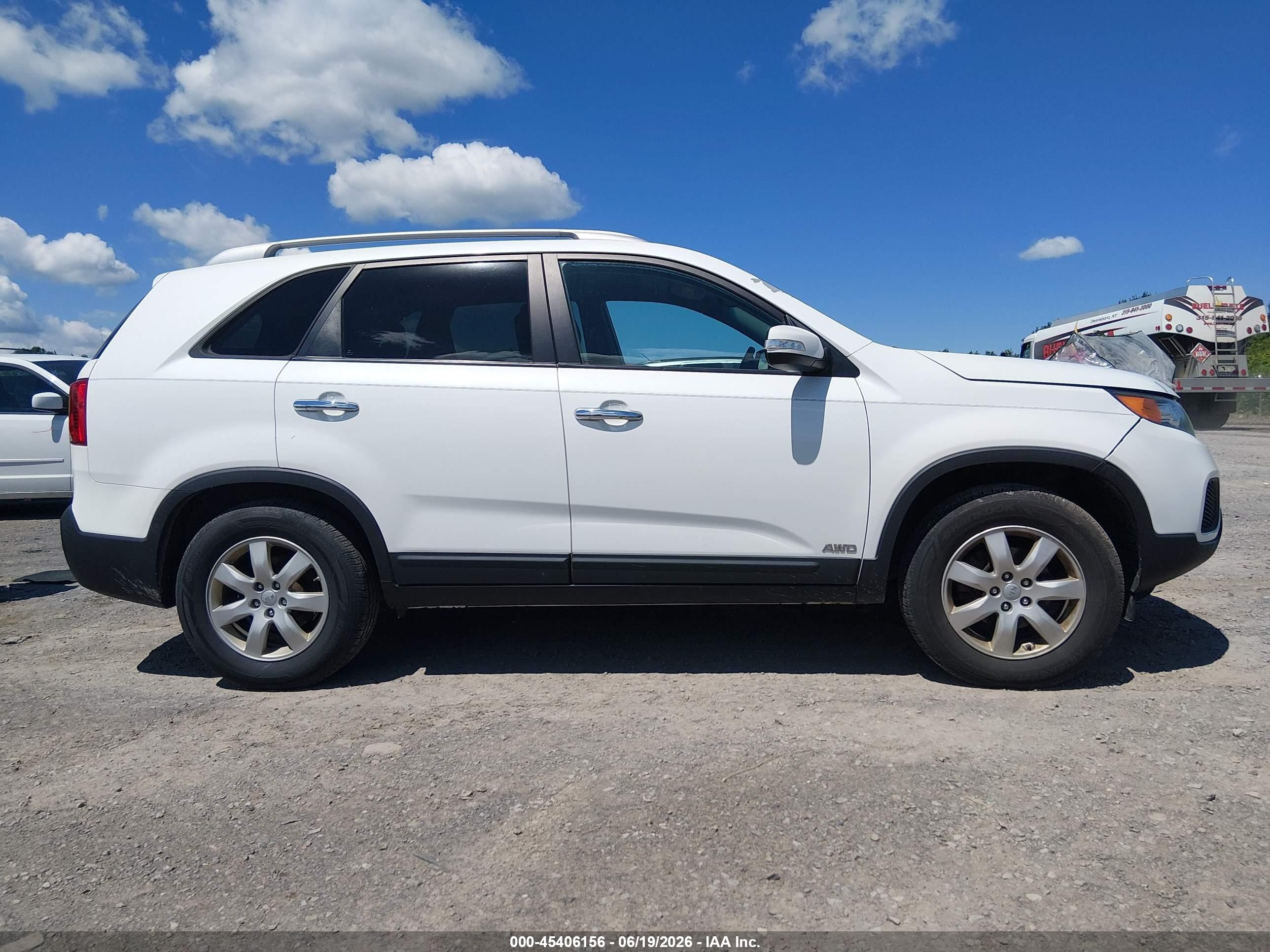 2013 Kia Sorento Lx V6 White vin: 5XYKTDA20DG342877