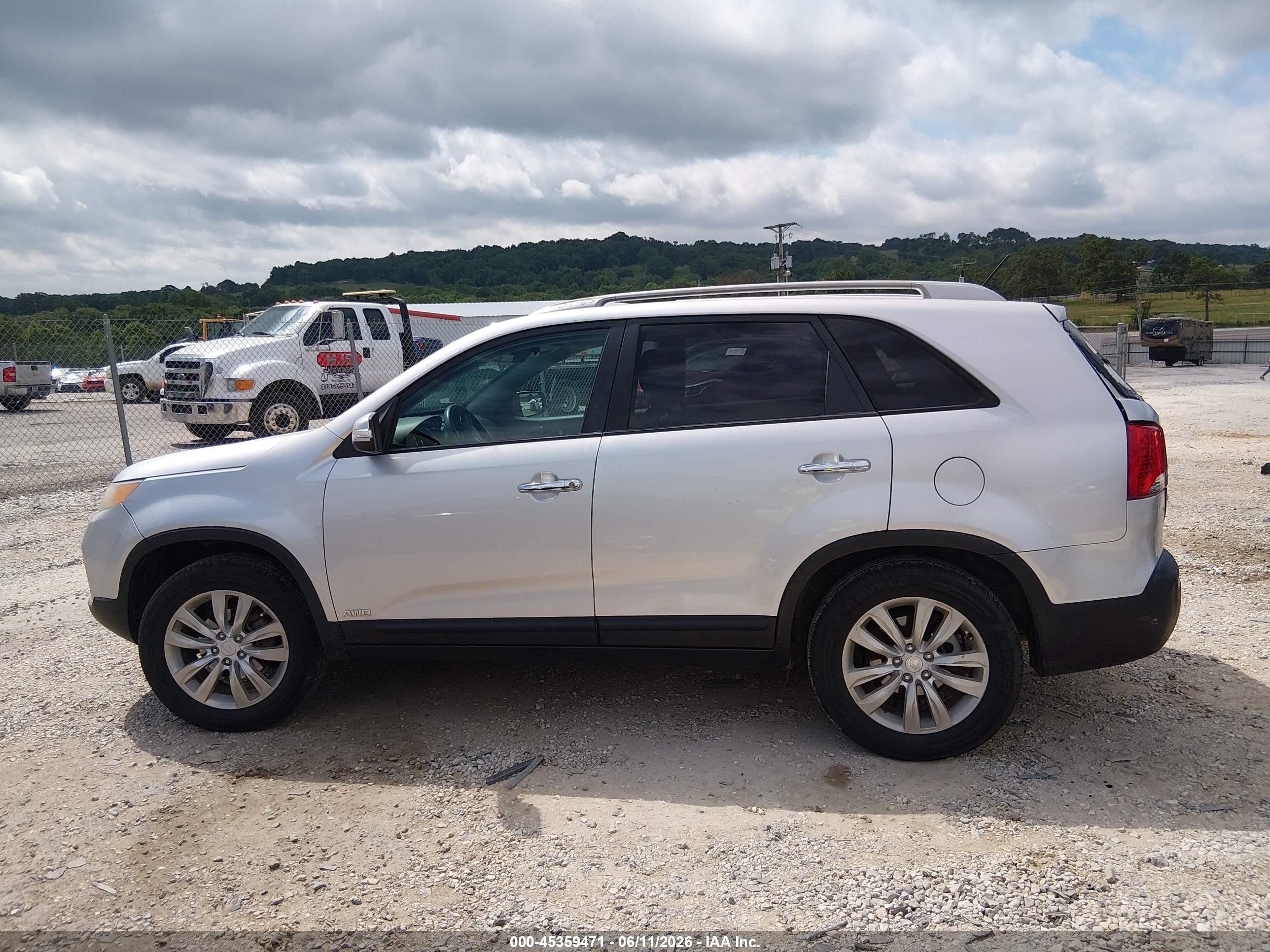 2011 Kia Sorento Lx V6 Silver vin: 5XYKTDA21BG073110
