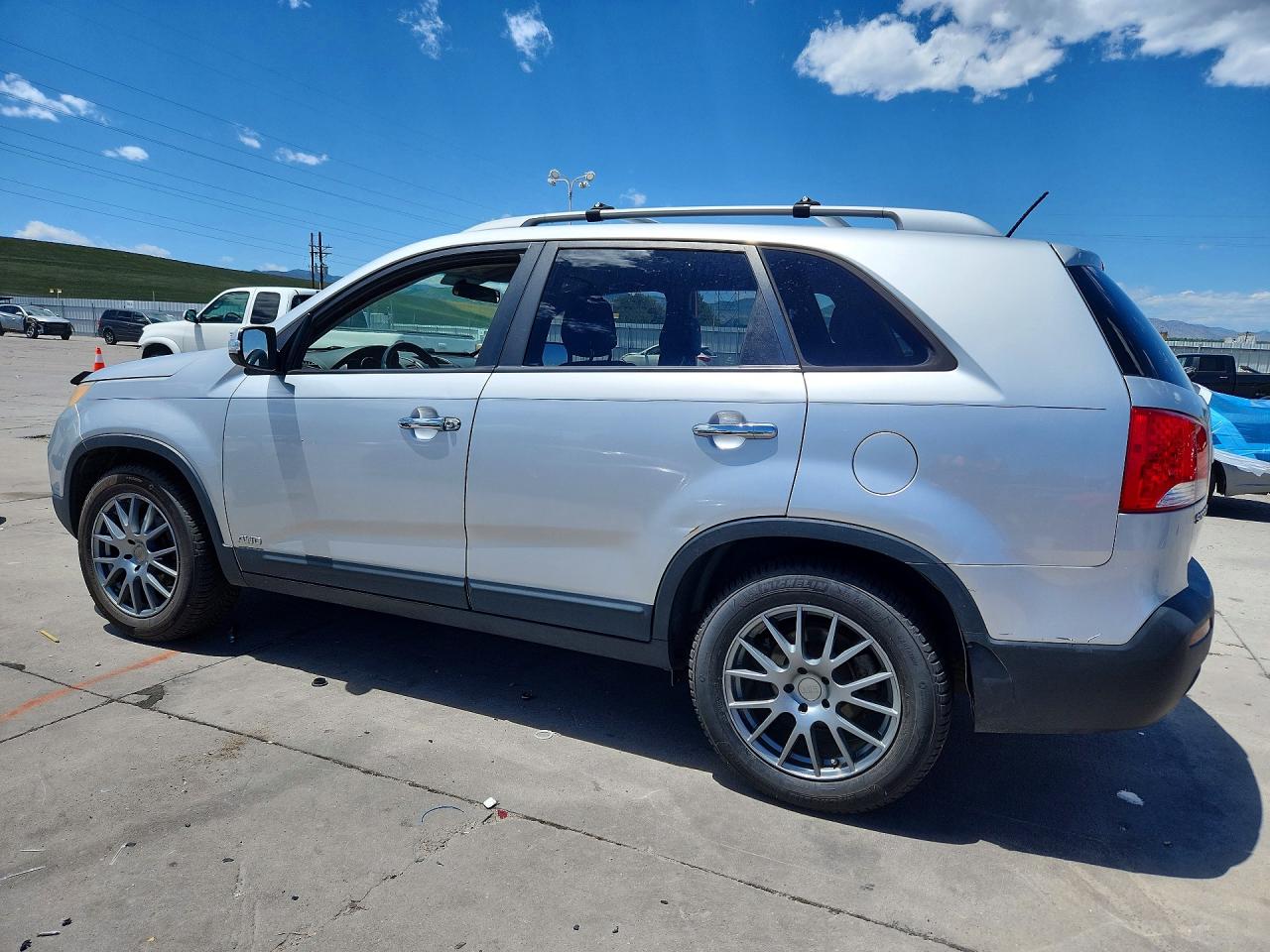 2011 Kia Sorento Lx Silver vin: 5XYKTDA22BG078025