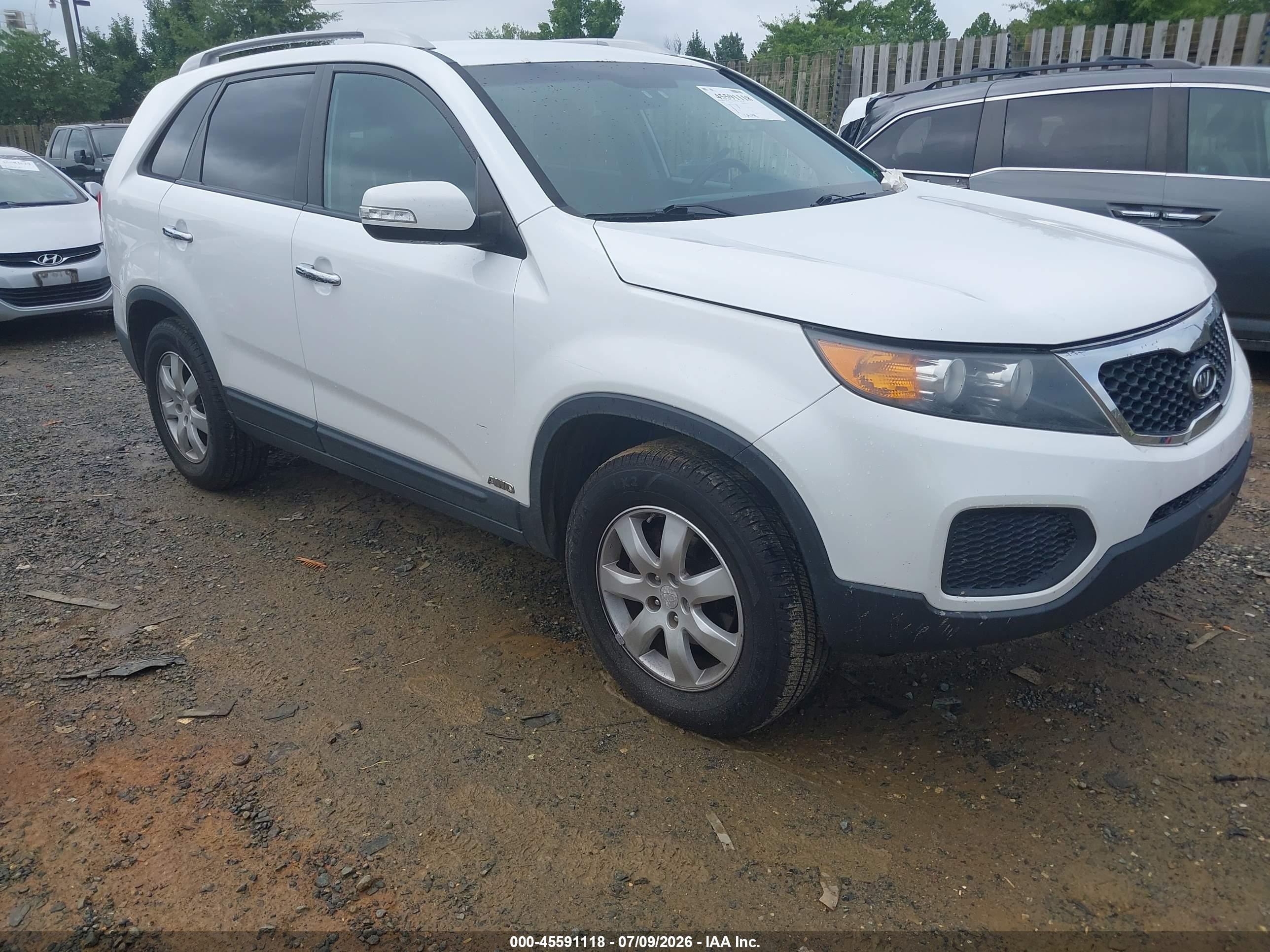 2011 Kia Sorento Lx V6 White vin: 5XYKTDA22BG124212