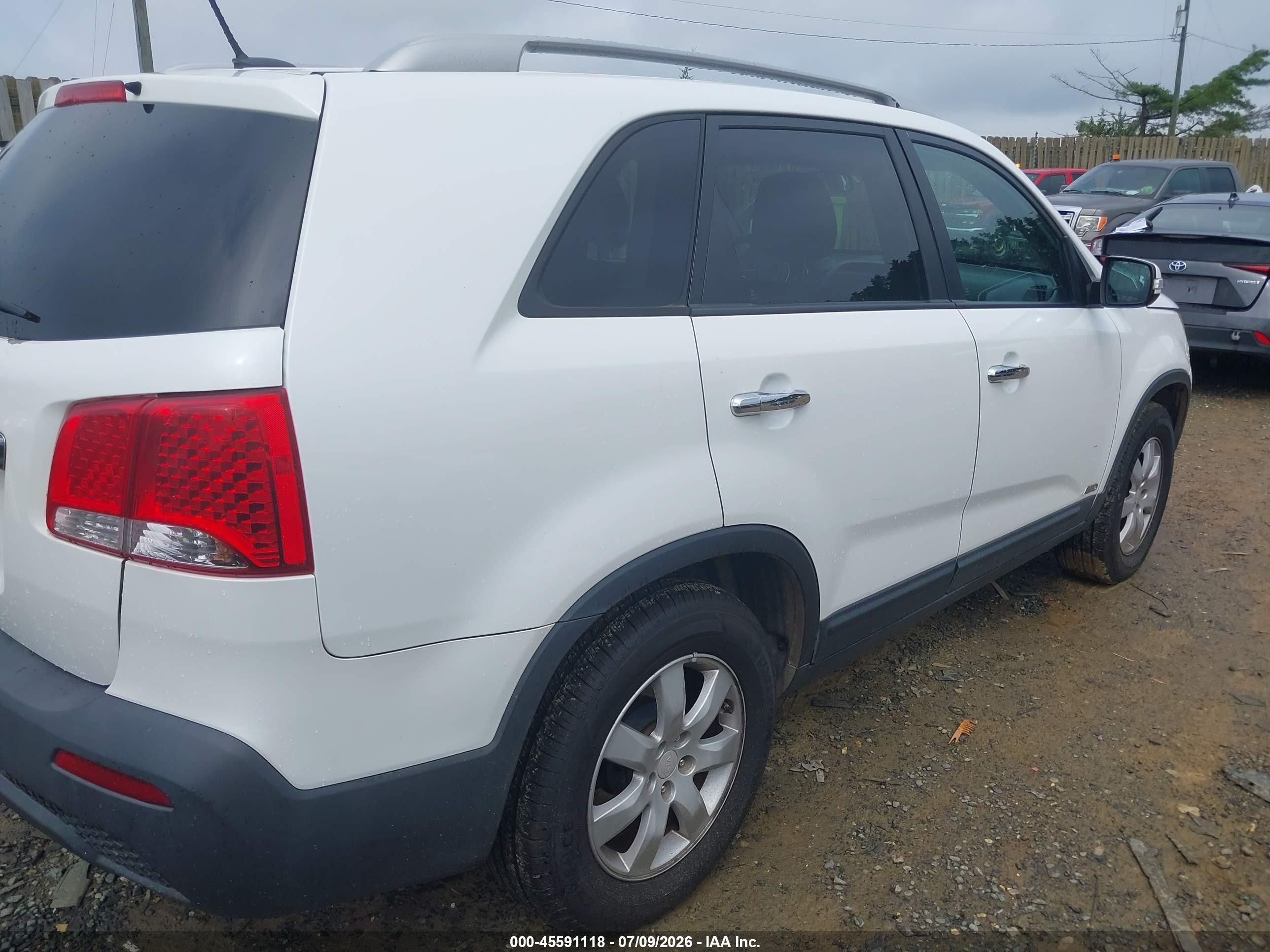 2011 Kia Sorento Lx V6 White vin: 5XYKTDA22BG124212