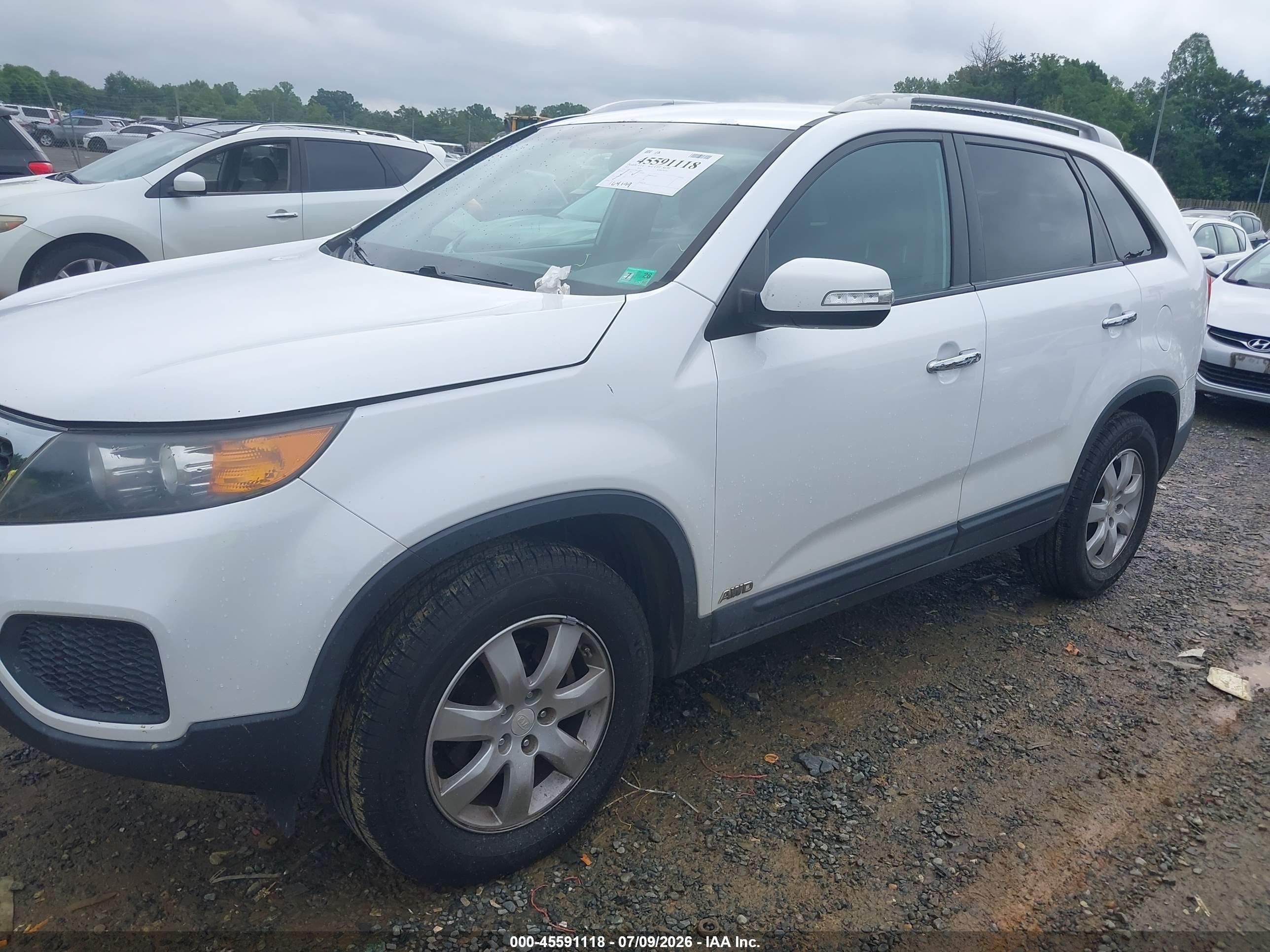 2011 Kia Sorento Lx V6 White vin: 5XYKTDA22BG124212