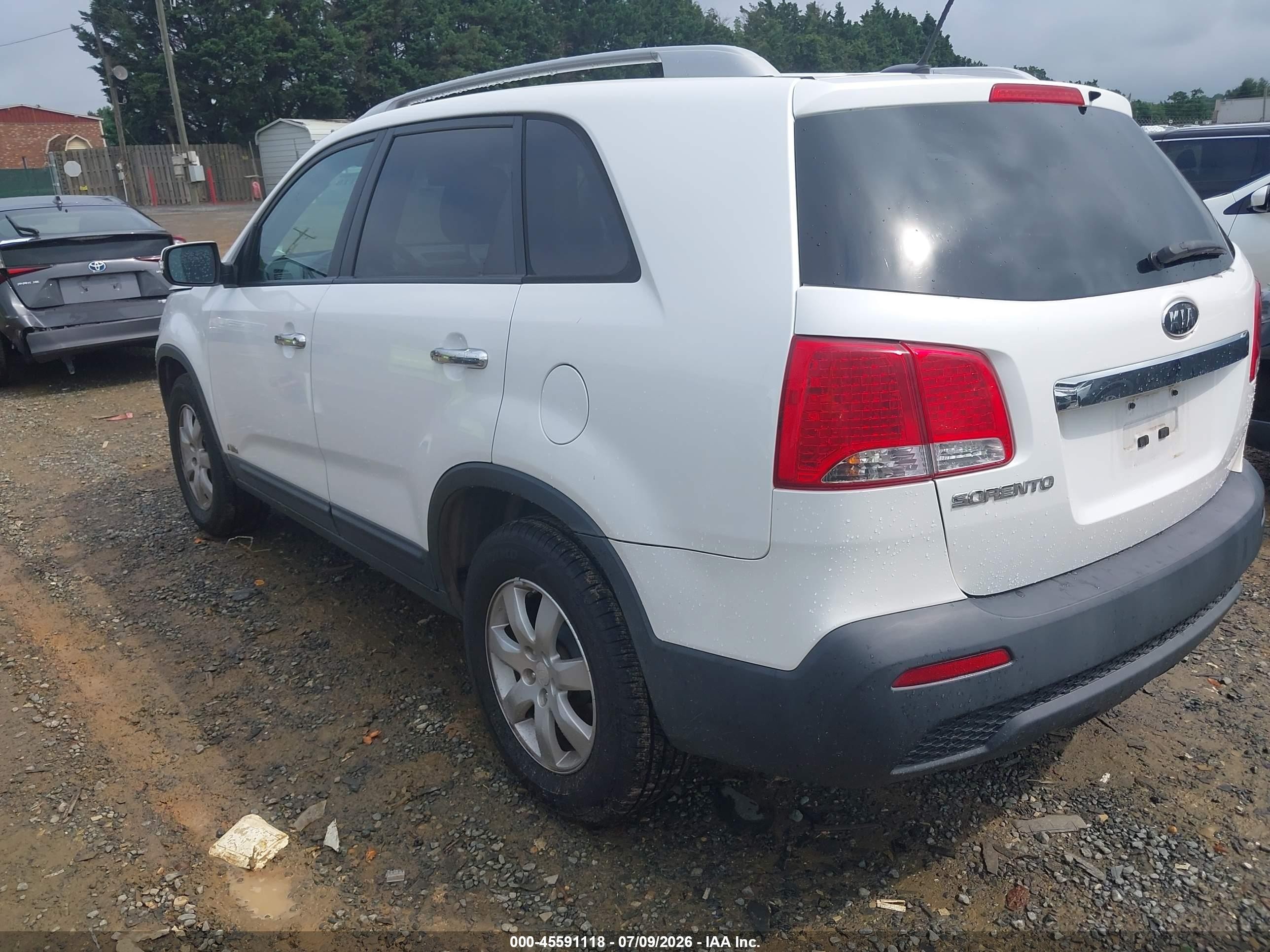 2011 Kia Sorento Lx V6 White vin: 5XYKTDA22BG124212