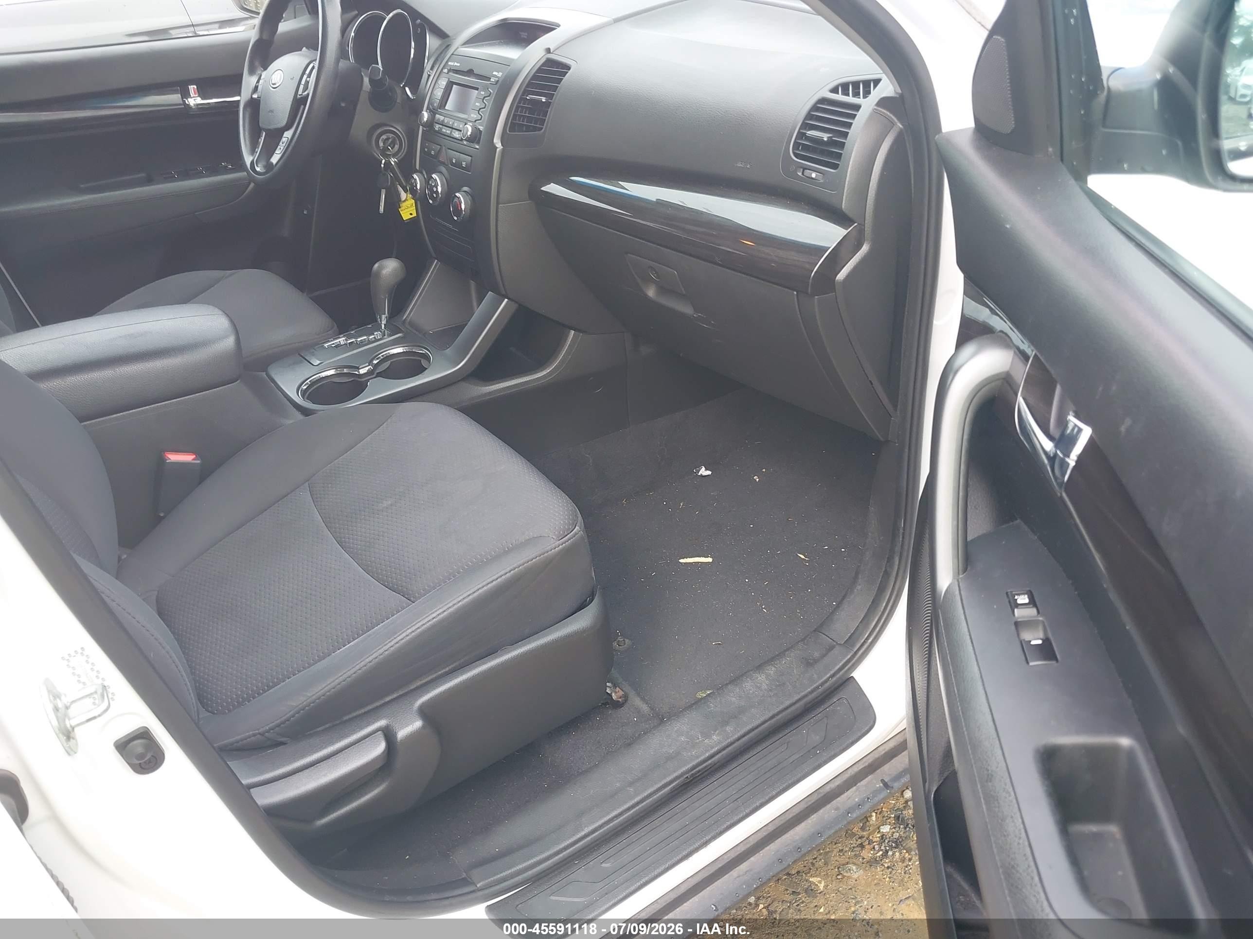 2011 Kia Sorento Lx V6 White vin: 5XYKTDA22BG124212