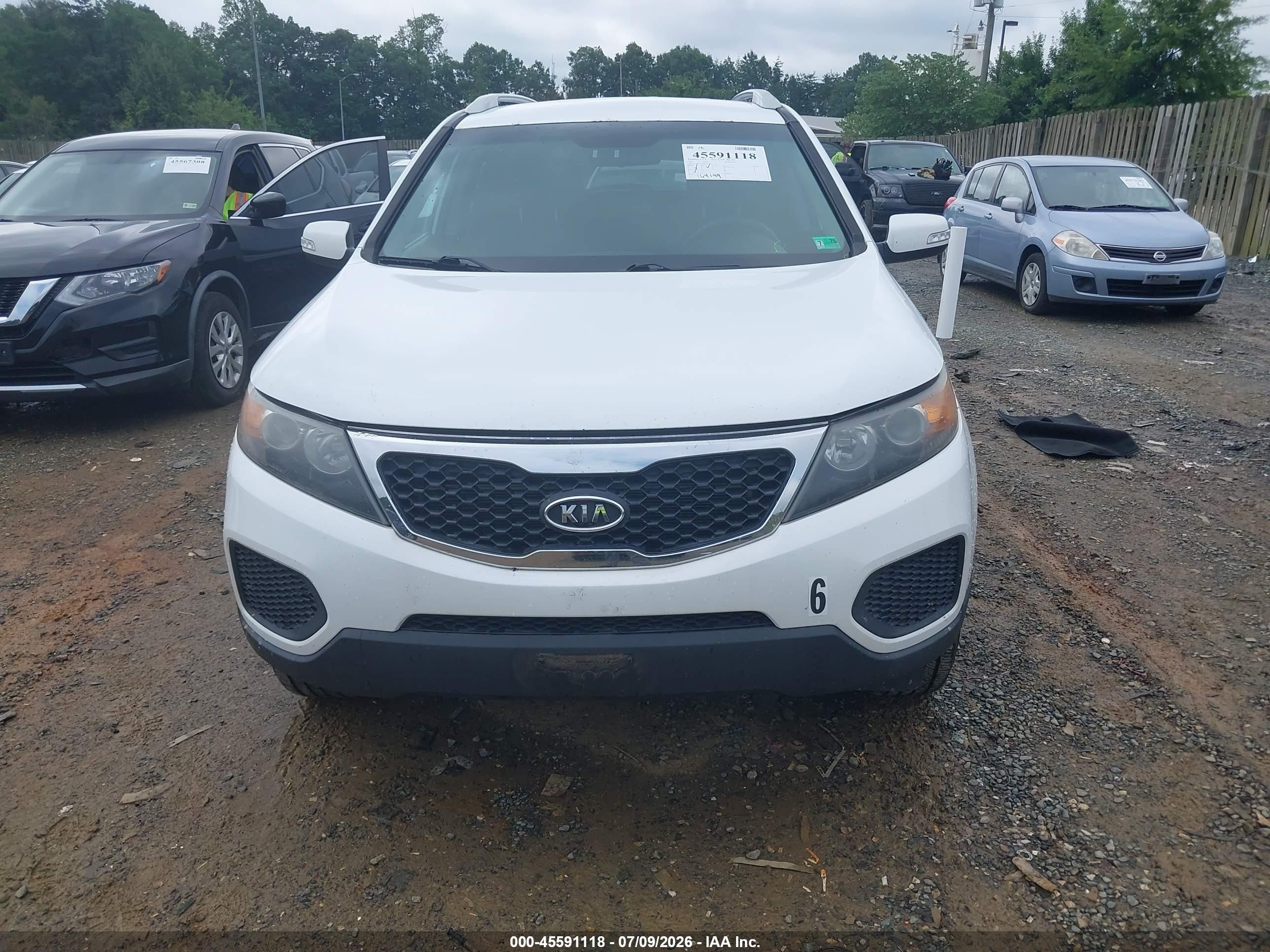 2011 Kia Sorento Lx V6 White vin: 5XYKTDA22BG124212