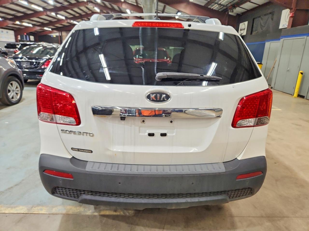 2013 Kia Sorento Lx White vin: 5XYKTDA22DG325594