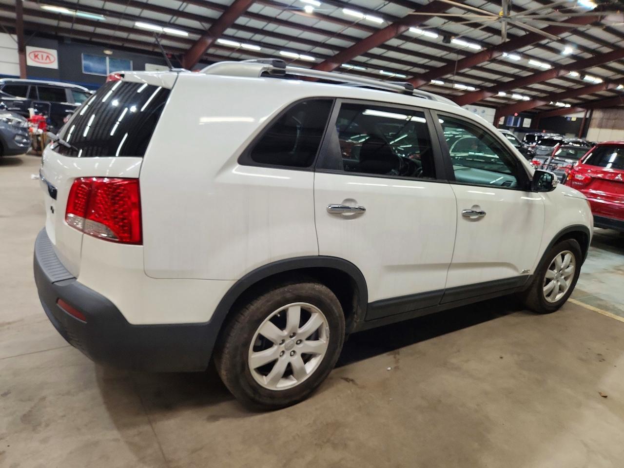 2013 Kia Sorento Lx White vin: 5XYKTDA22DG325594