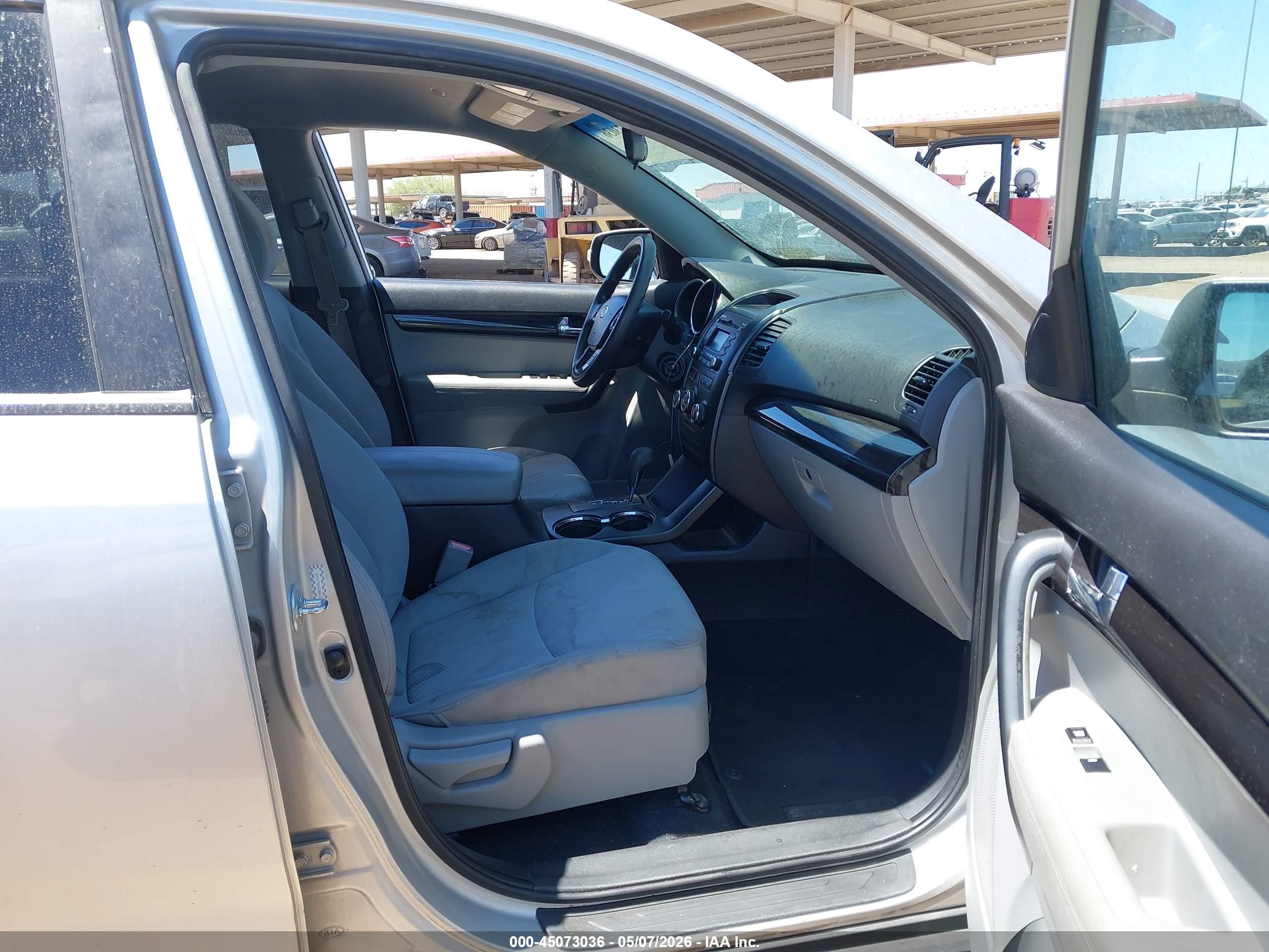 2011 Kia Sorento Lx V6 Серебряный vin: 5XYKTDA23BG107824