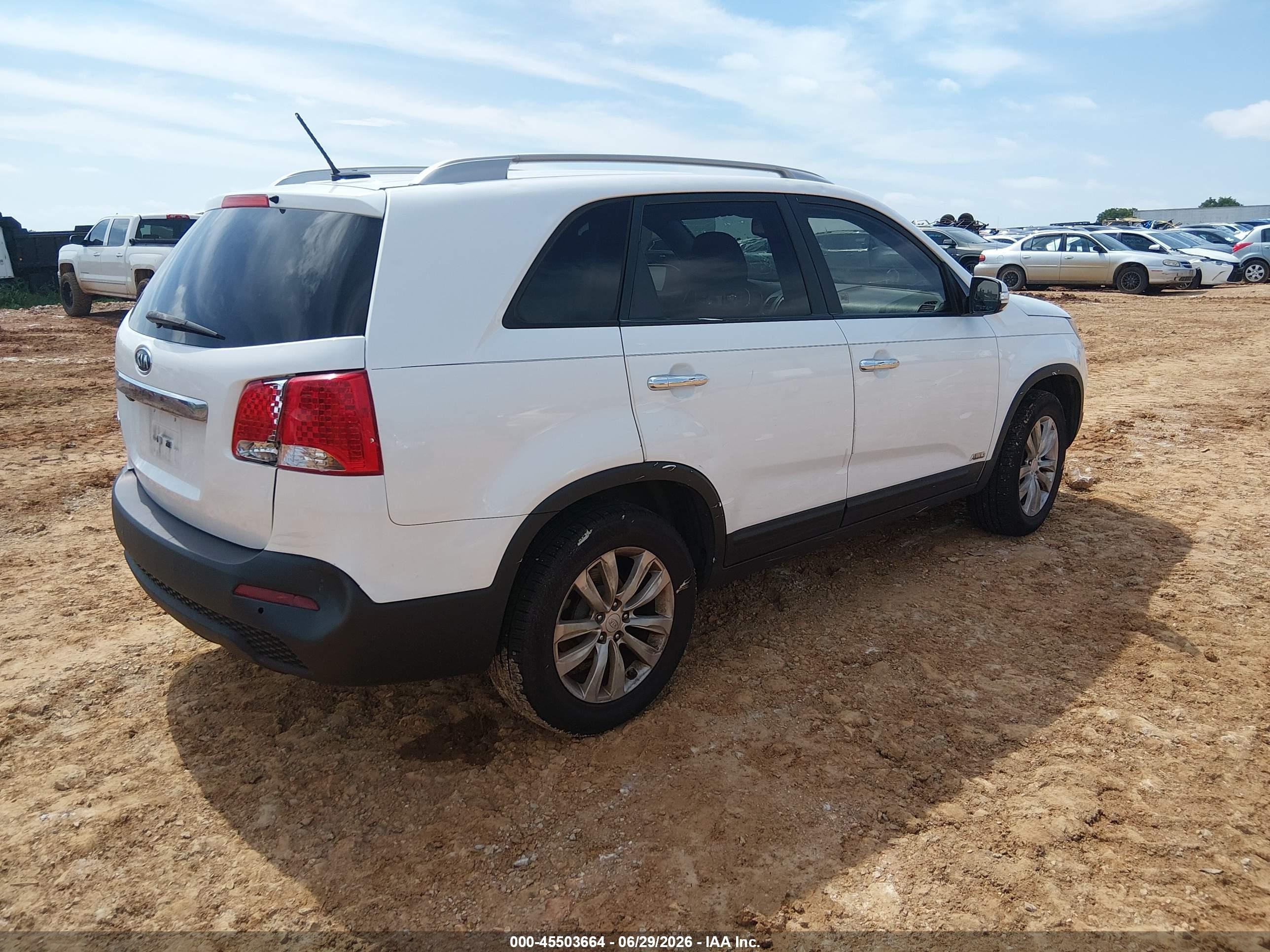2011 Kia Sorento Lx V6 White vin: 5XYKTDA23BG152391
