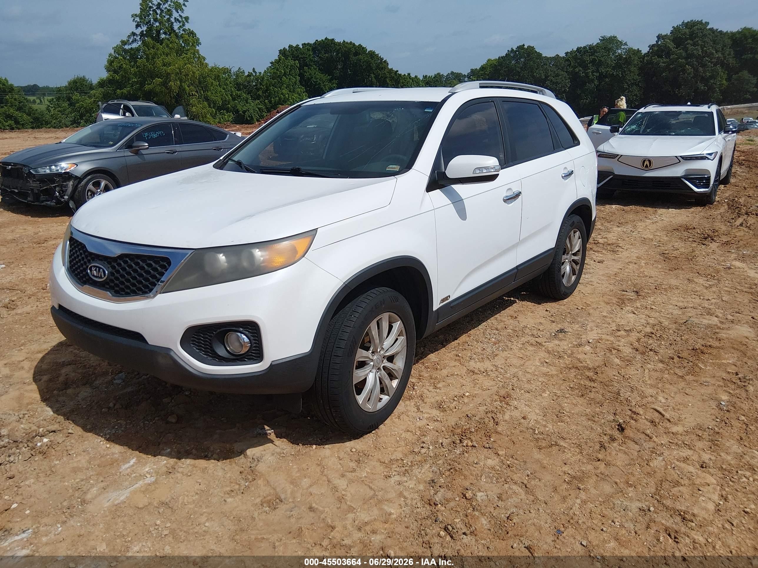 2011 Kia Sorento Lx V6 White vin: 5XYKTDA23BG152391