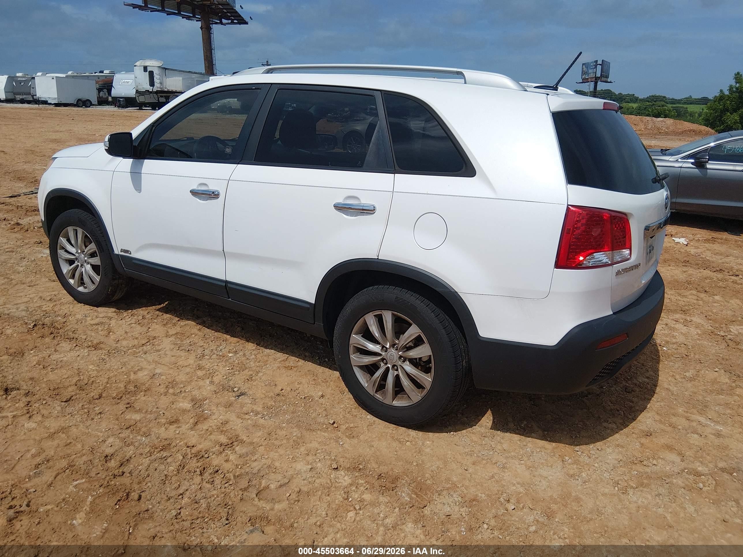 2011 Kia Sorento Lx V6 White vin: 5XYKTDA23BG152391