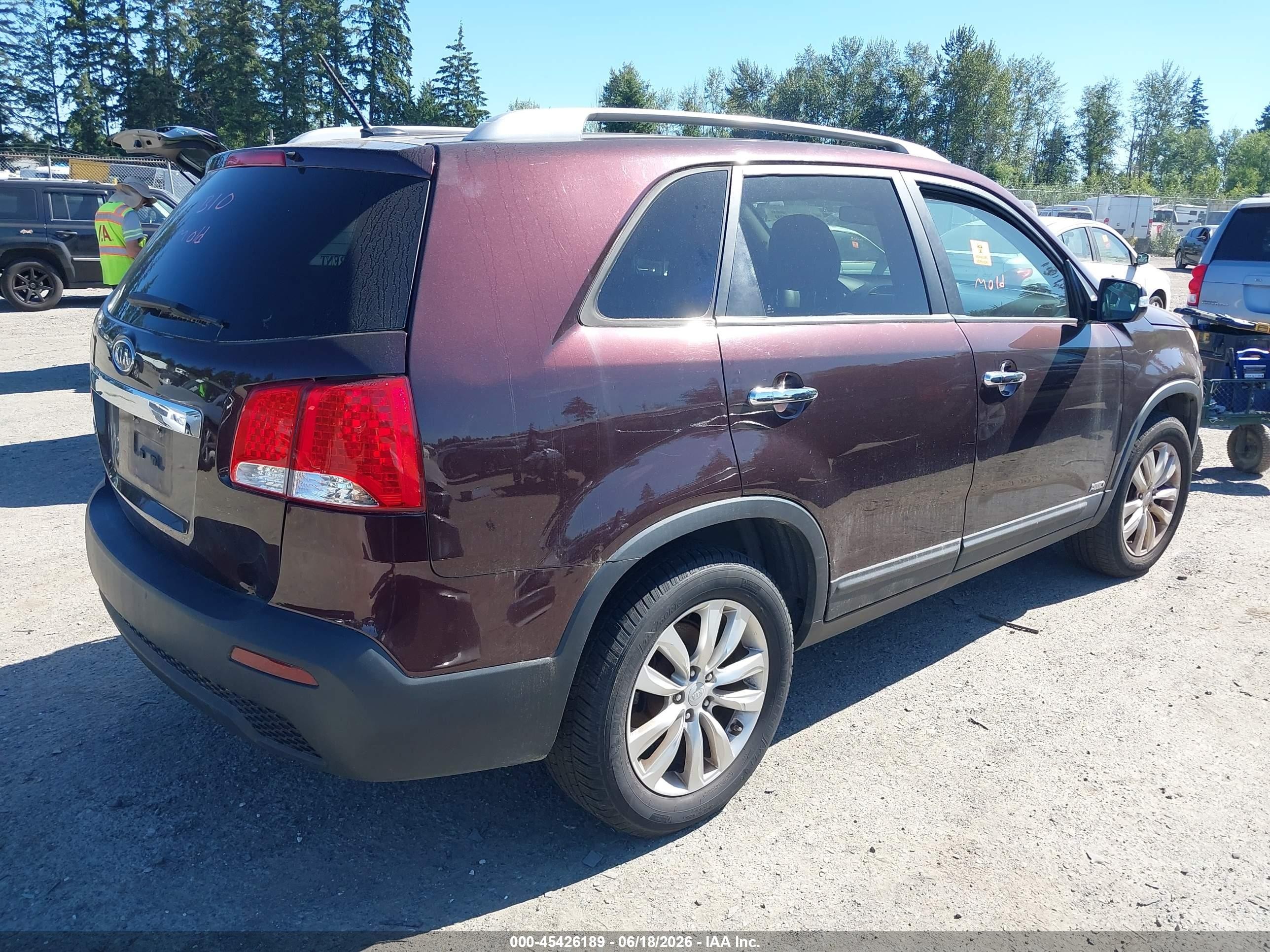 2011 Kia Sorento Lx V6 Maroon vin: 5XYKTDA23BG177730