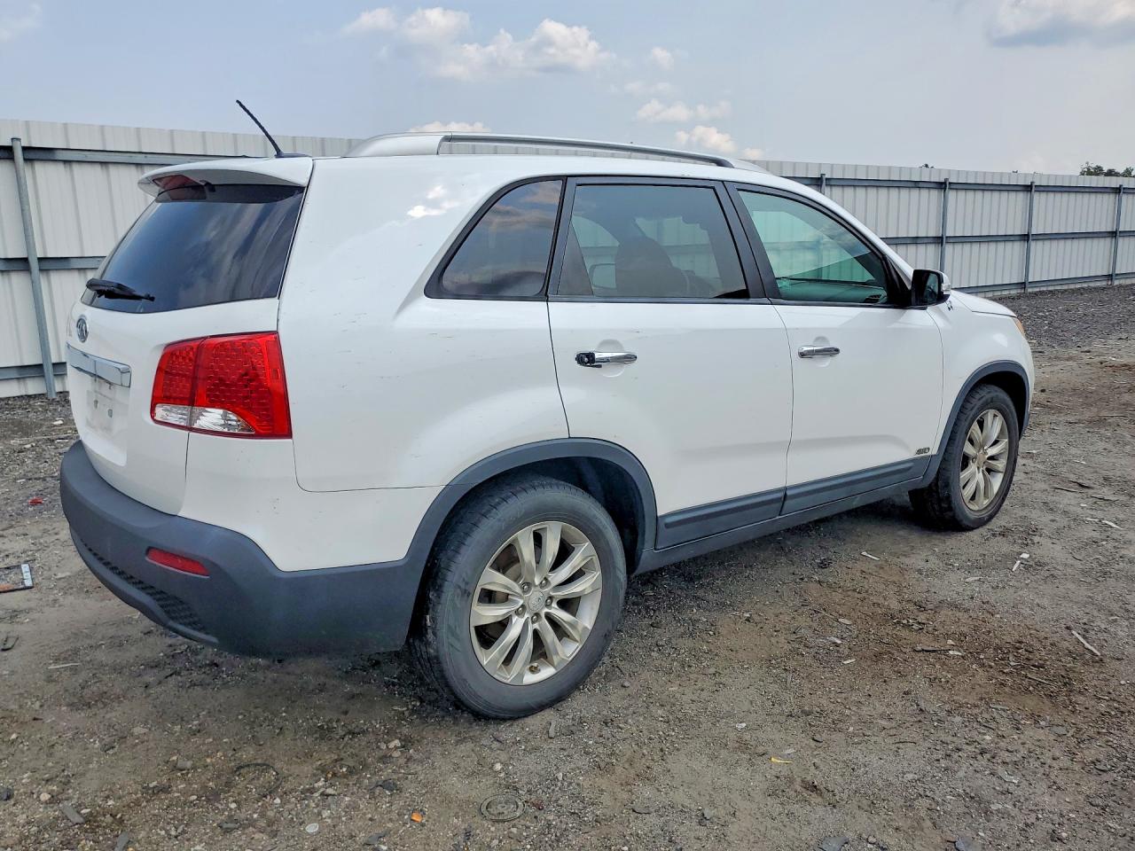 2011 Kia Sorento Lx Белый vin: 5XYKTDA23BG178439