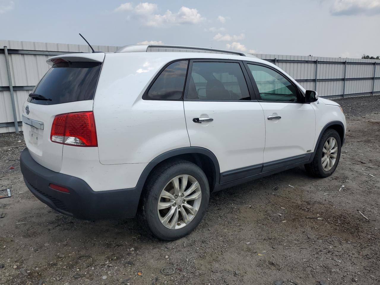 2011 Kia Sorento Lx Белый vin: 5XYKTDA23BG178439 Damage: Right Qtr Panel, Heavy Scratch, 9 To 10 Inches