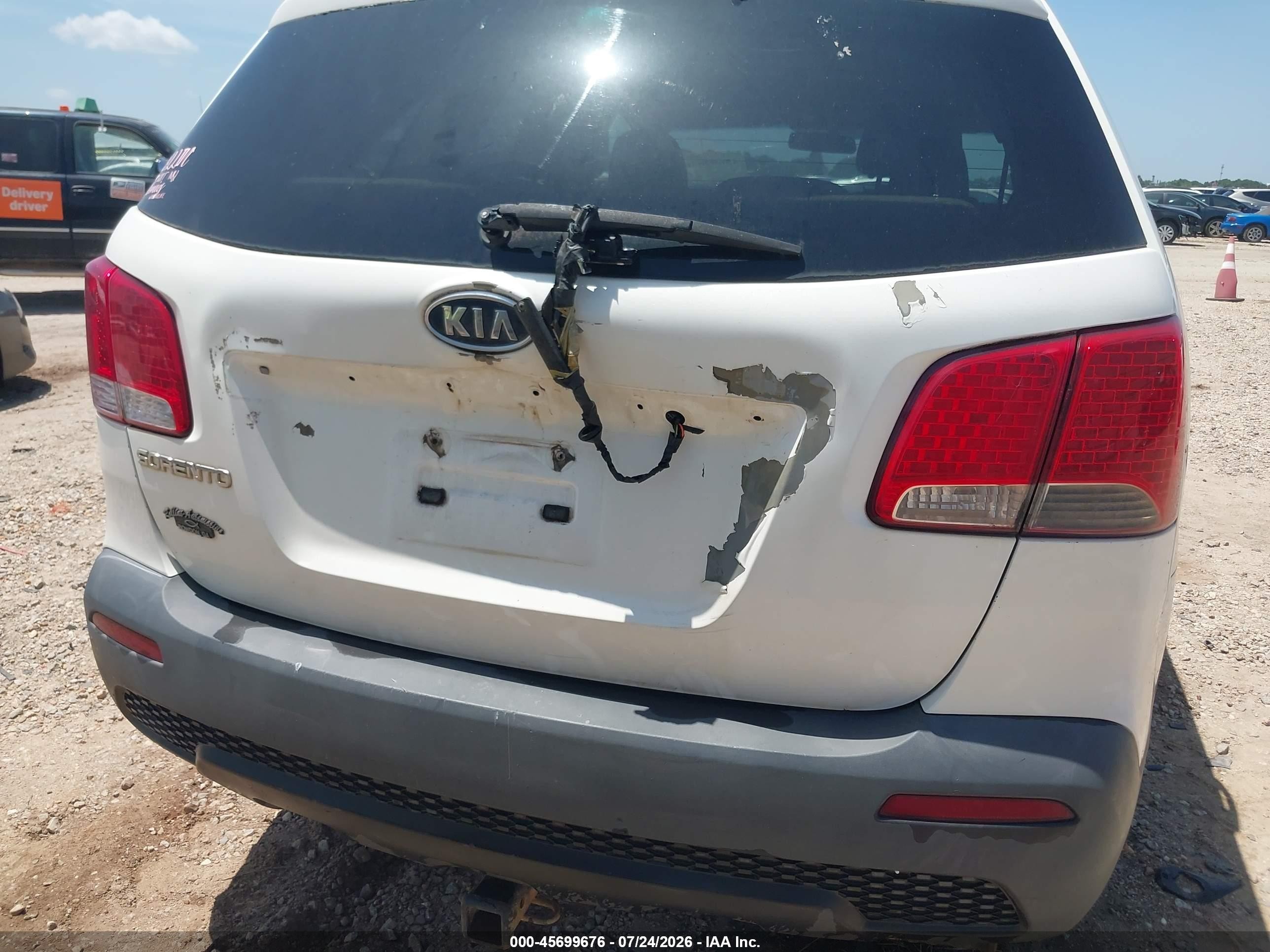 2011 Kia Sorento Lx V6 White vin: 5XYKTDA25BG048646