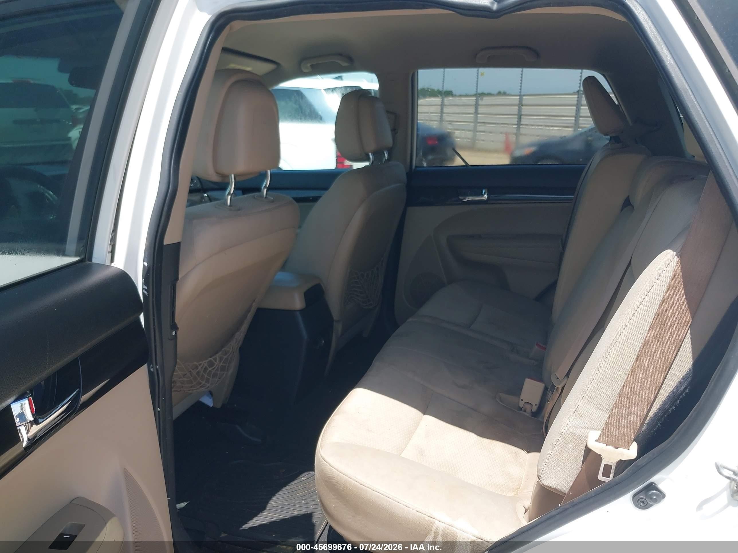 2011 Kia Sorento Lx V6 White vin: 5XYKTDA25BG048646
