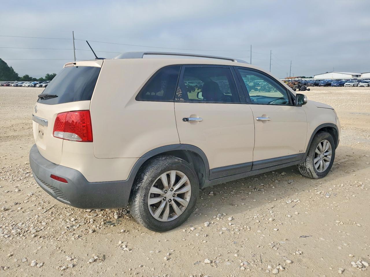 2011 Kia Sorento Lx Beige vin: 5XYKTDA26BG068842