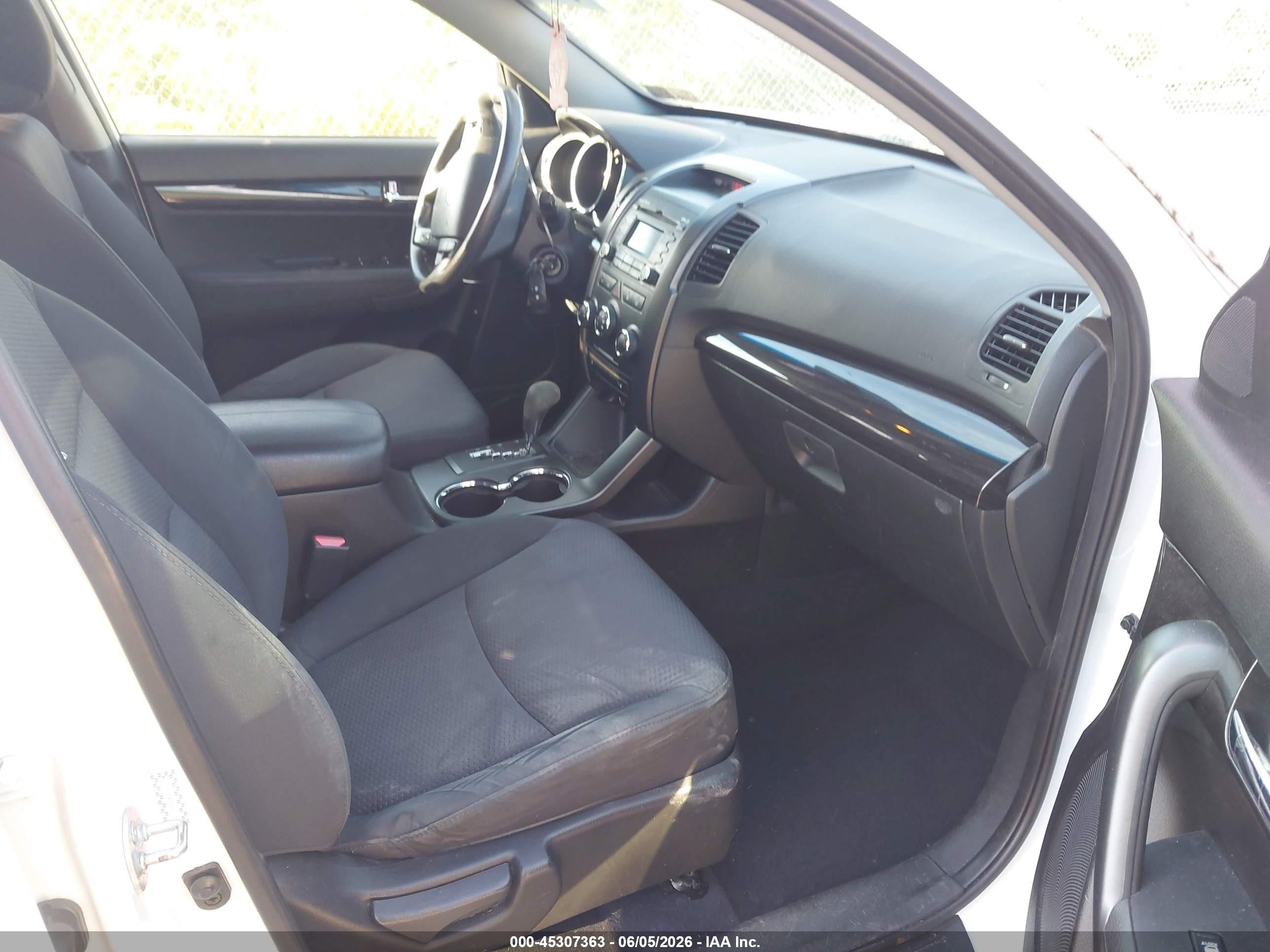 2011 Kia Sorento Lx V6 White vin: 5XYKTDA26BG113133