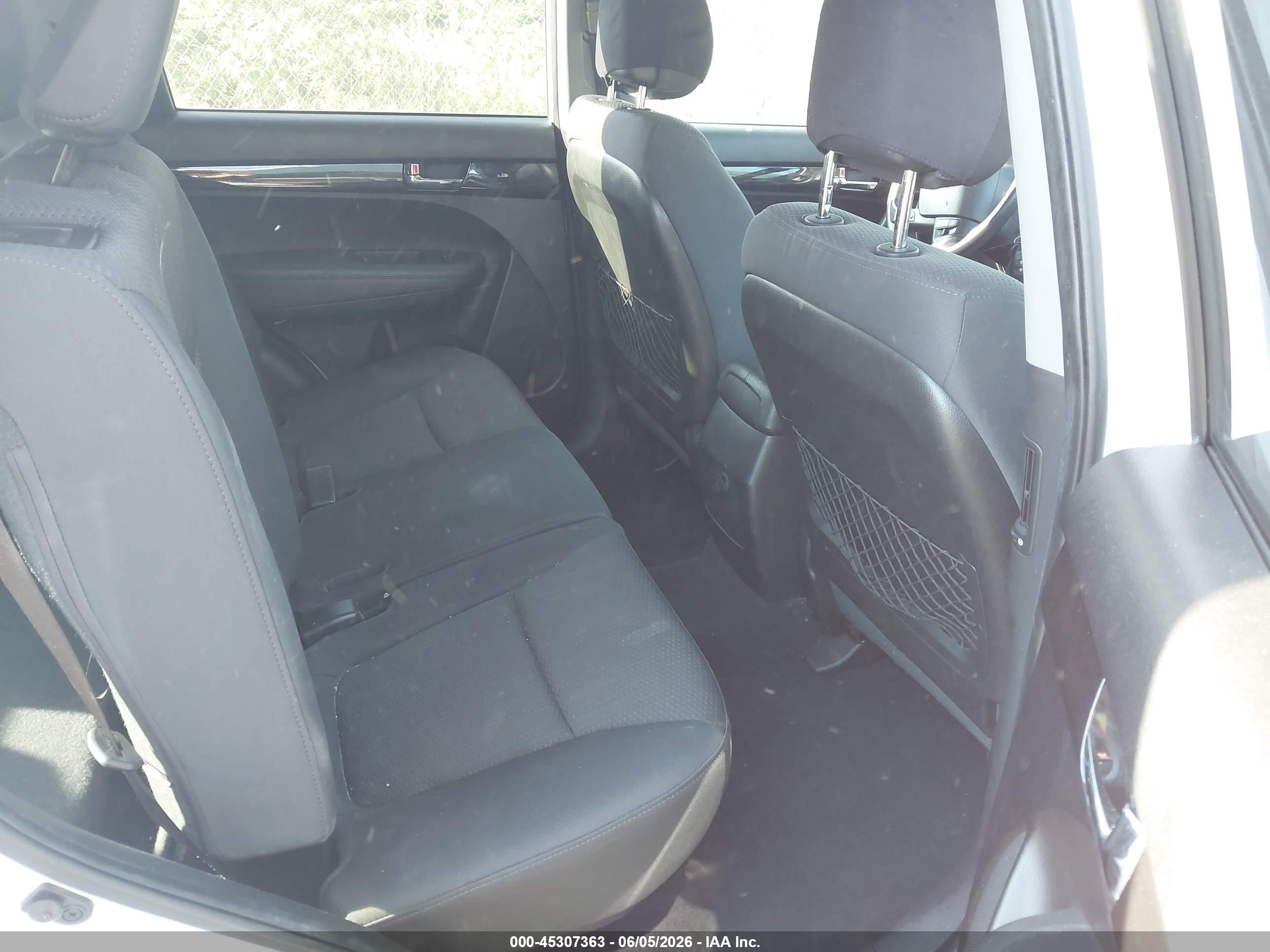 2011 Kia Sorento Lx V6 White vin: 5XYKTDA26BG113133