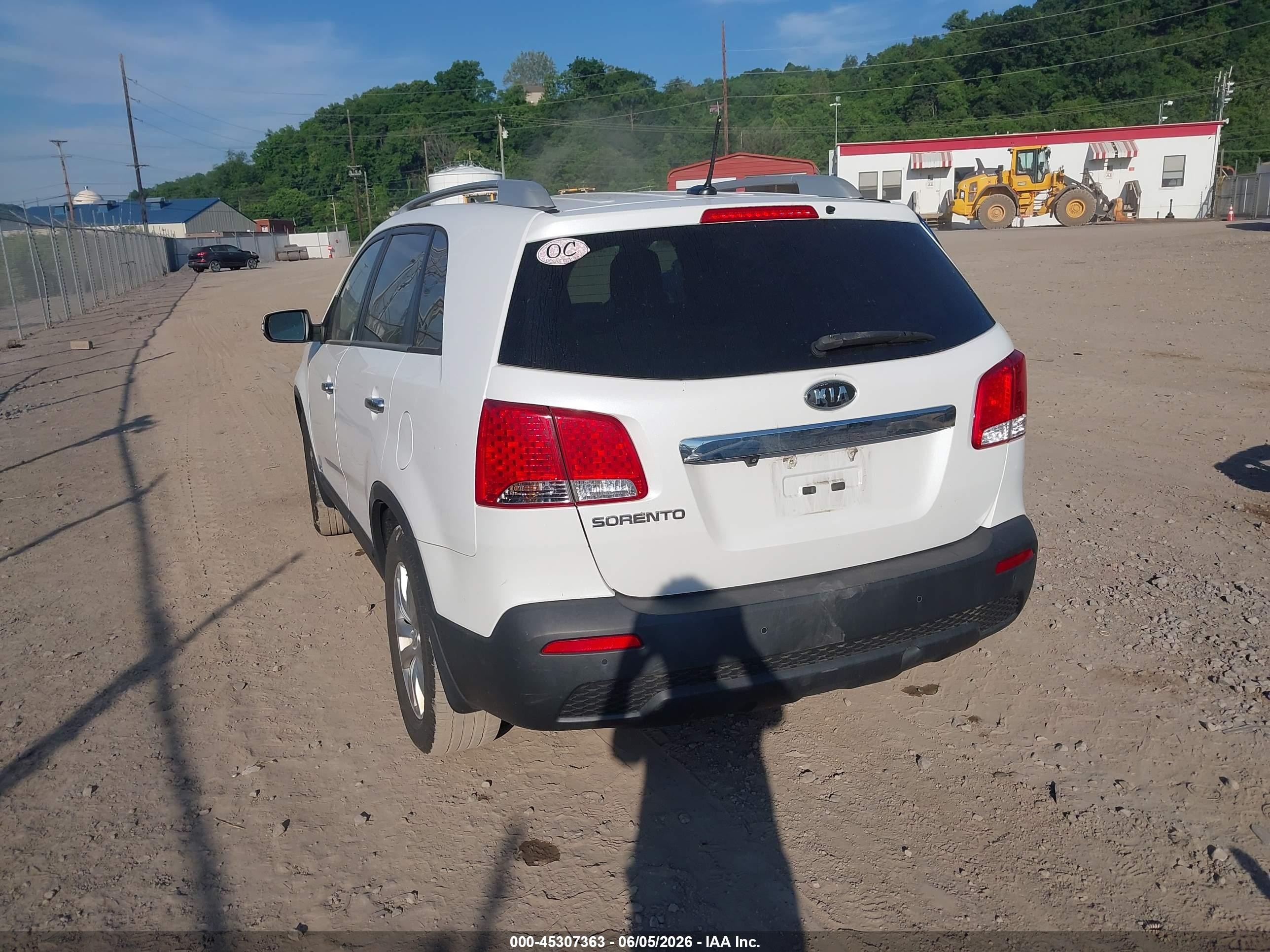 2011 Kia Sorento Lx V6 White vin: 5XYKTDA26BG113133