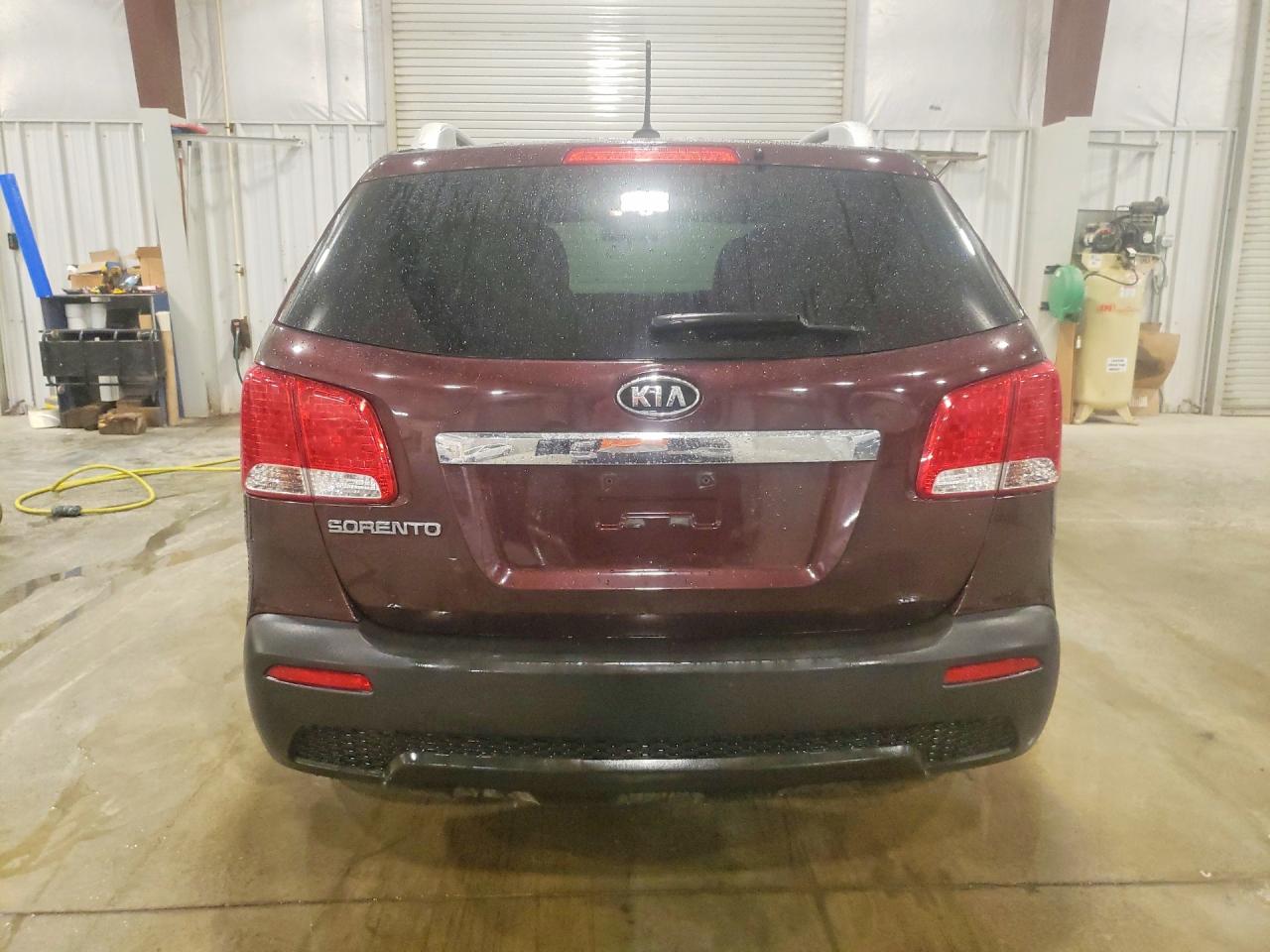 2012 Kia Sorento Lx Burgundy vin: 5XYKTDA26CG259355
