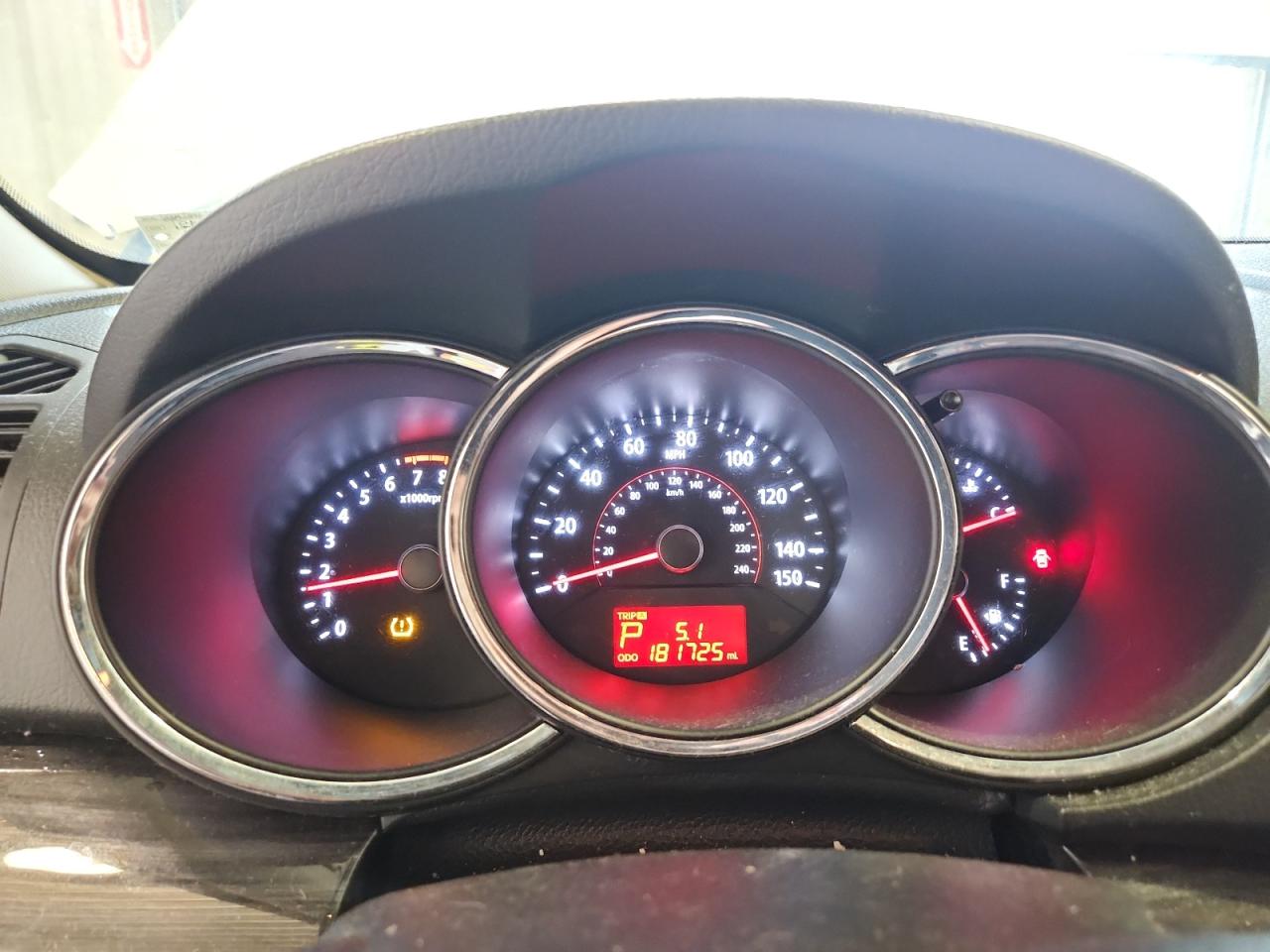2013 Kia Sorento Lx White vin: 5XYKTDA26DG338963 Damage: Warning - Tire Pressure, On, Unacceptable