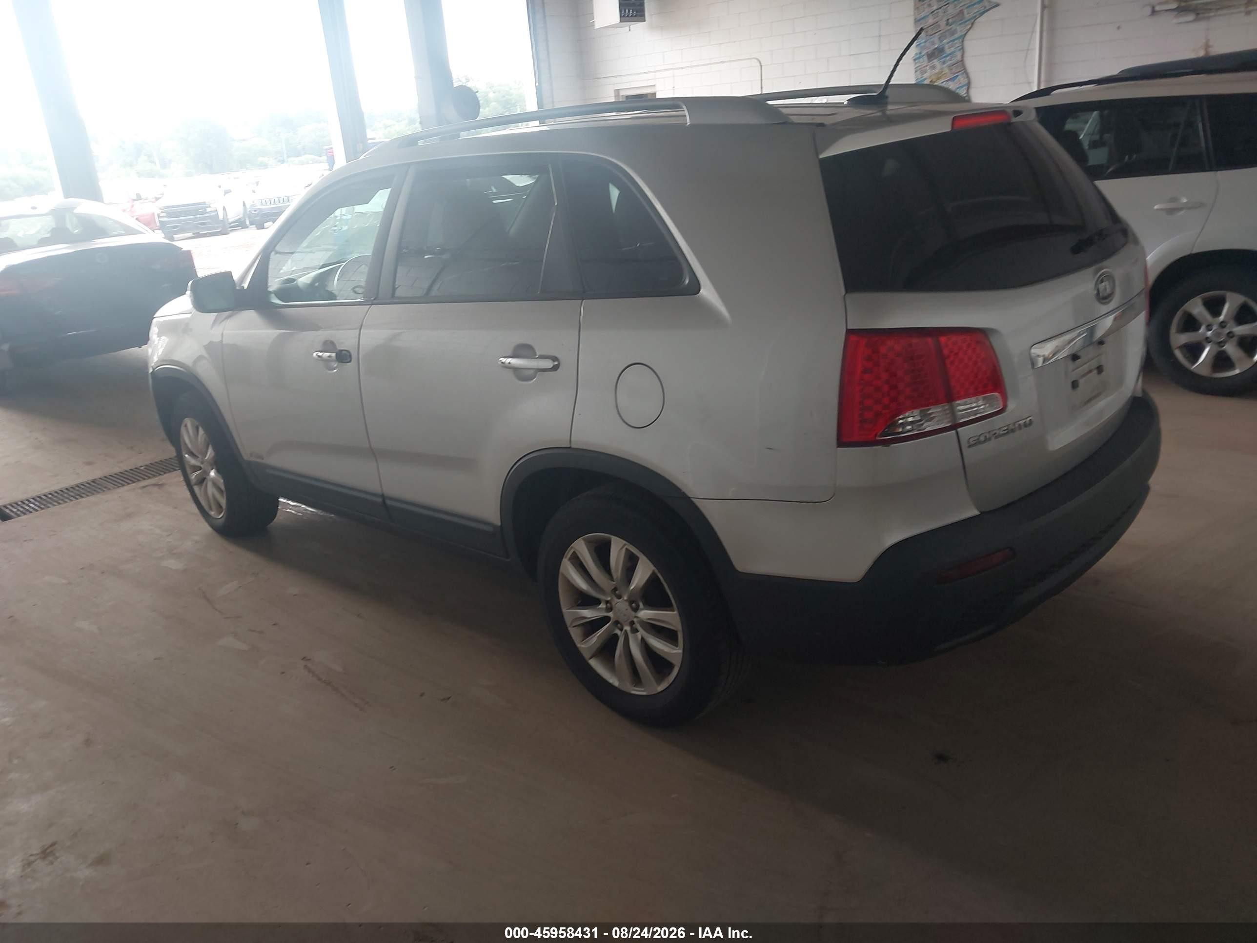 2011 Kia Sorento Lx V6 Серебряный vin: 5XYKTDA27BG082488