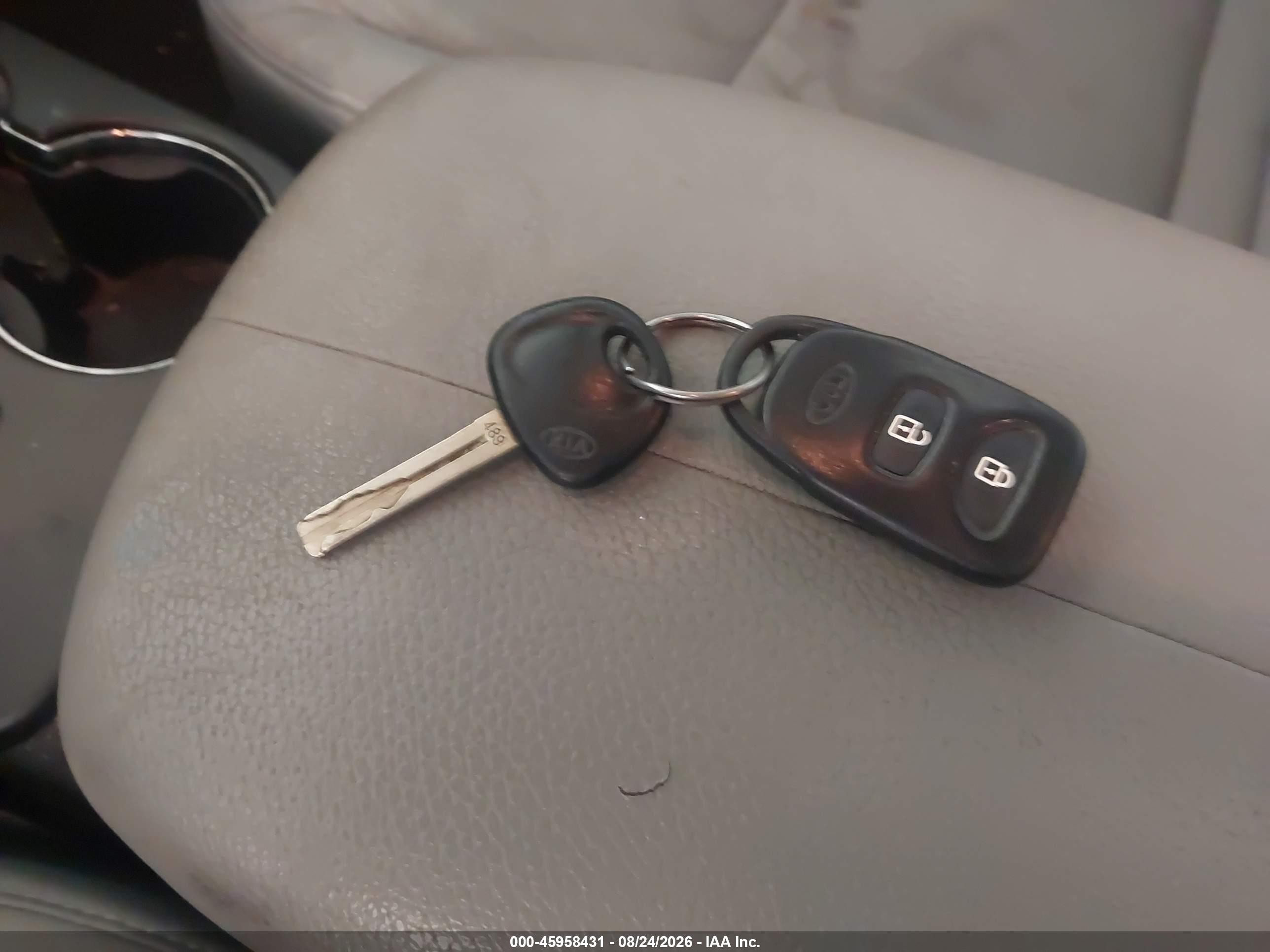 2011 Kia Sorento Lx V6 Серебряный vin: 5XYKTDA27BG082488