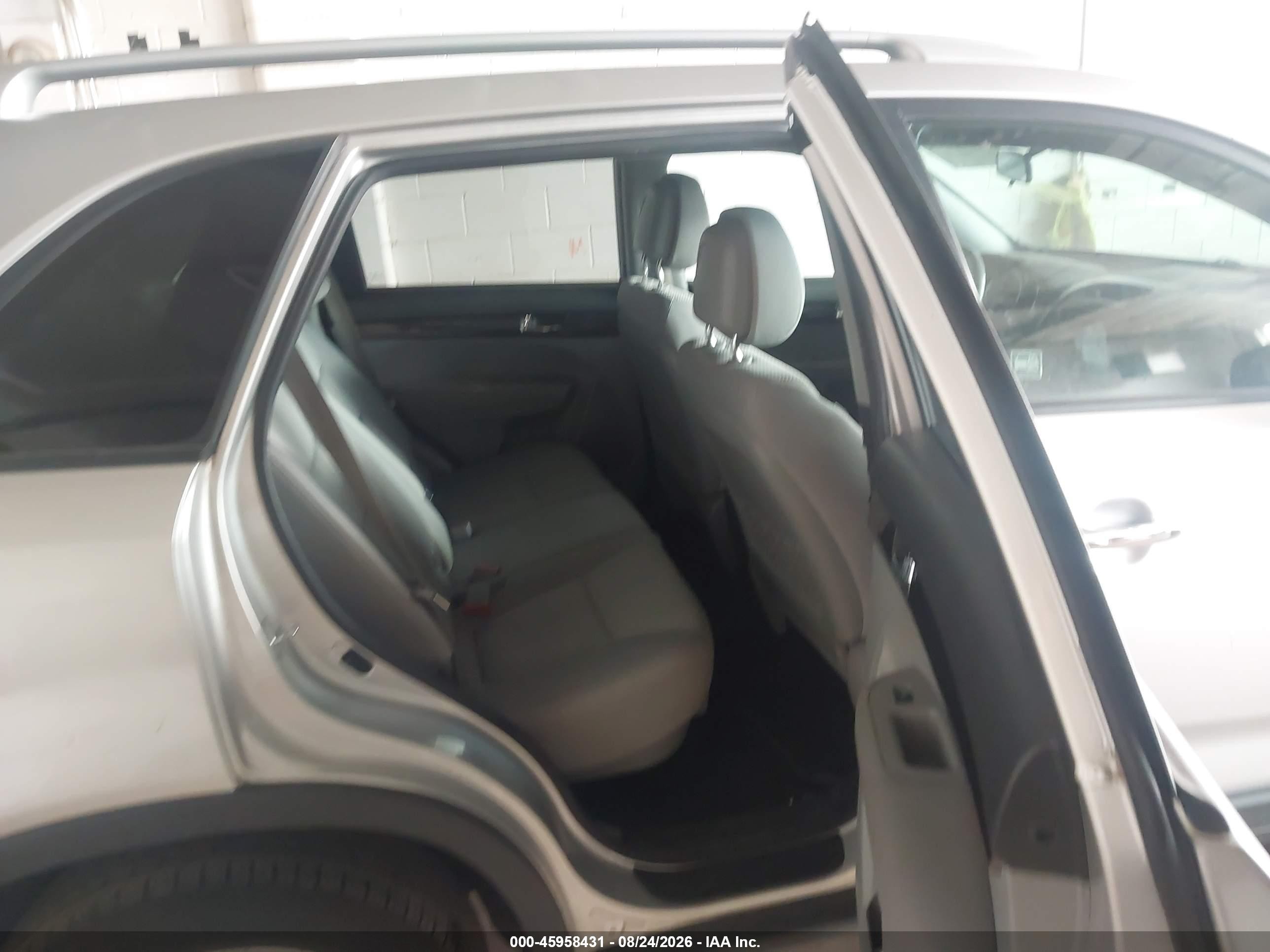 2011 Kia Sorento Lx V6 Серебряный vin: 5XYKTDA27BG082488