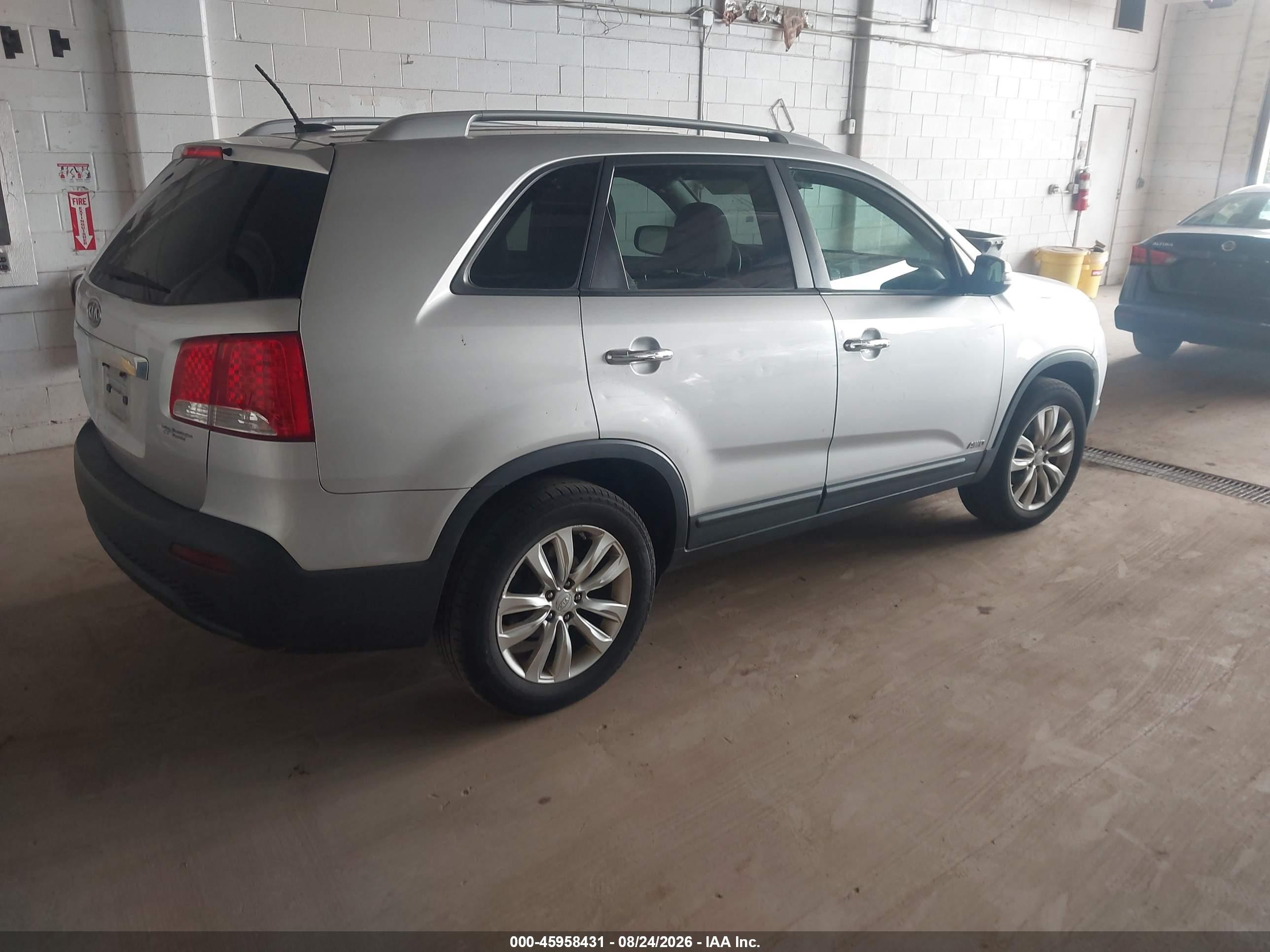 2011 Kia Sorento Lx V6 Серебряный vin: 5XYKTDA27BG082488