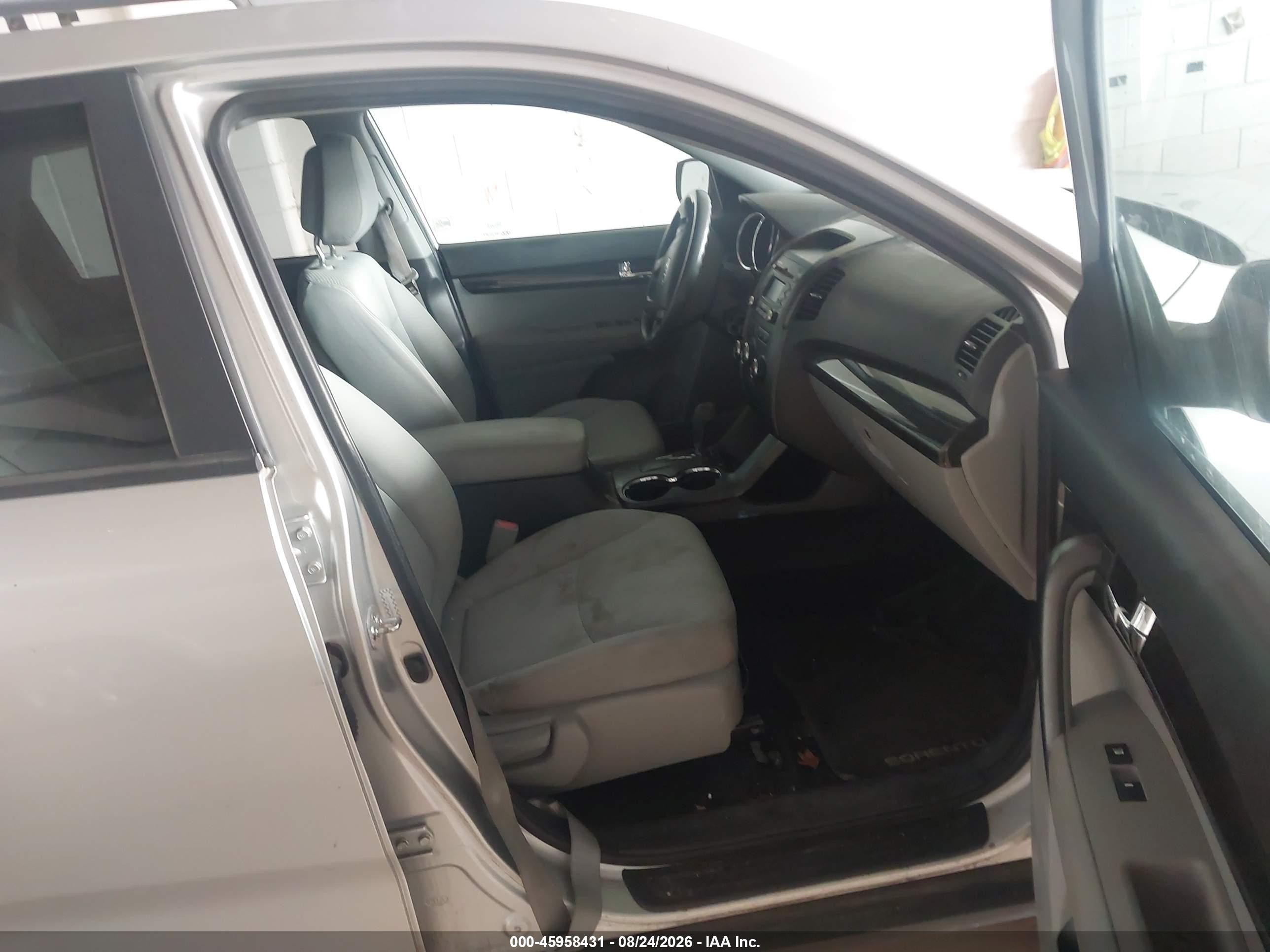 2011 Kia Sorento Lx V6 Серебряный vin: 5XYKTDA27BG082488