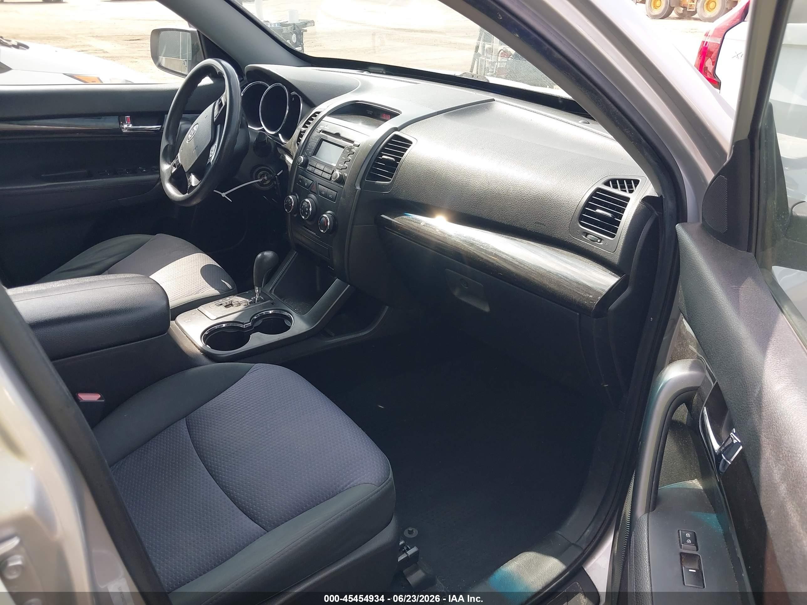 2012 Kia Sorento Lx V6 Silver vin: 5XYKTDA27CG246212