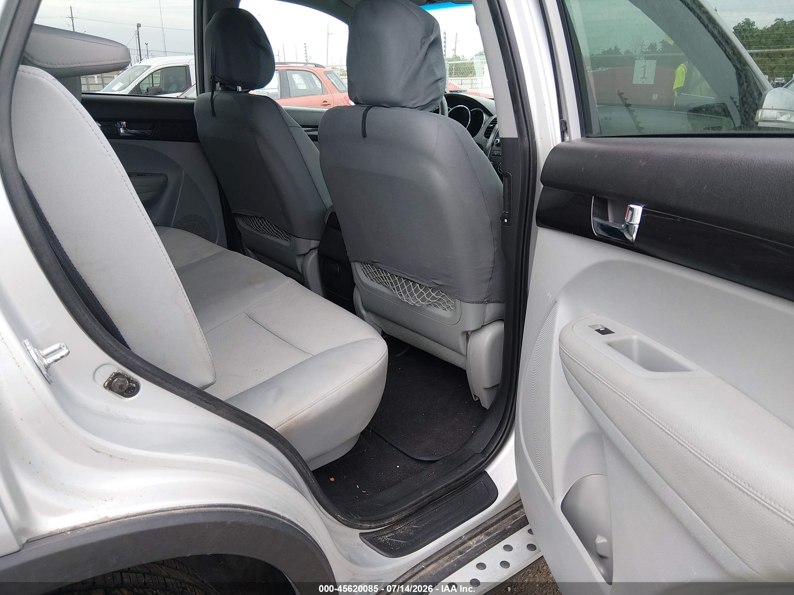 2013 Kia Sorento Lx V6 Silver vin: 5XYKTDA27DG374483