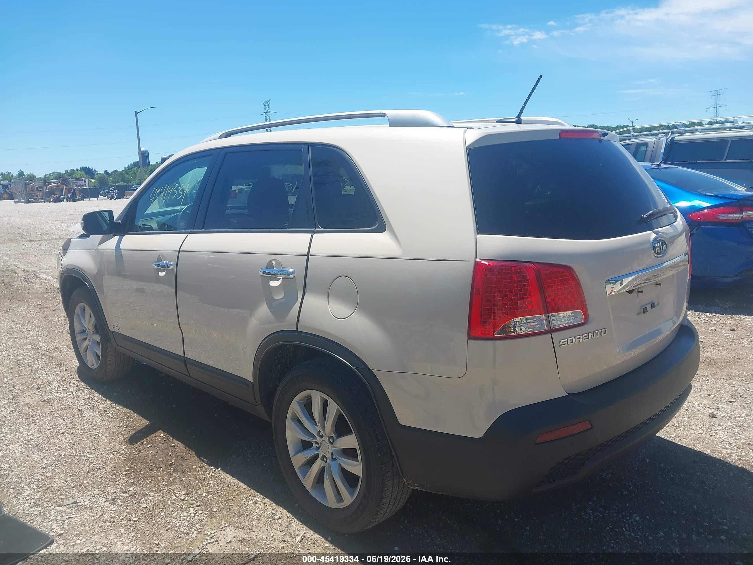 2011 Kia Sorento Lx V6 Cream vin: 5XYKTDA29BG100568