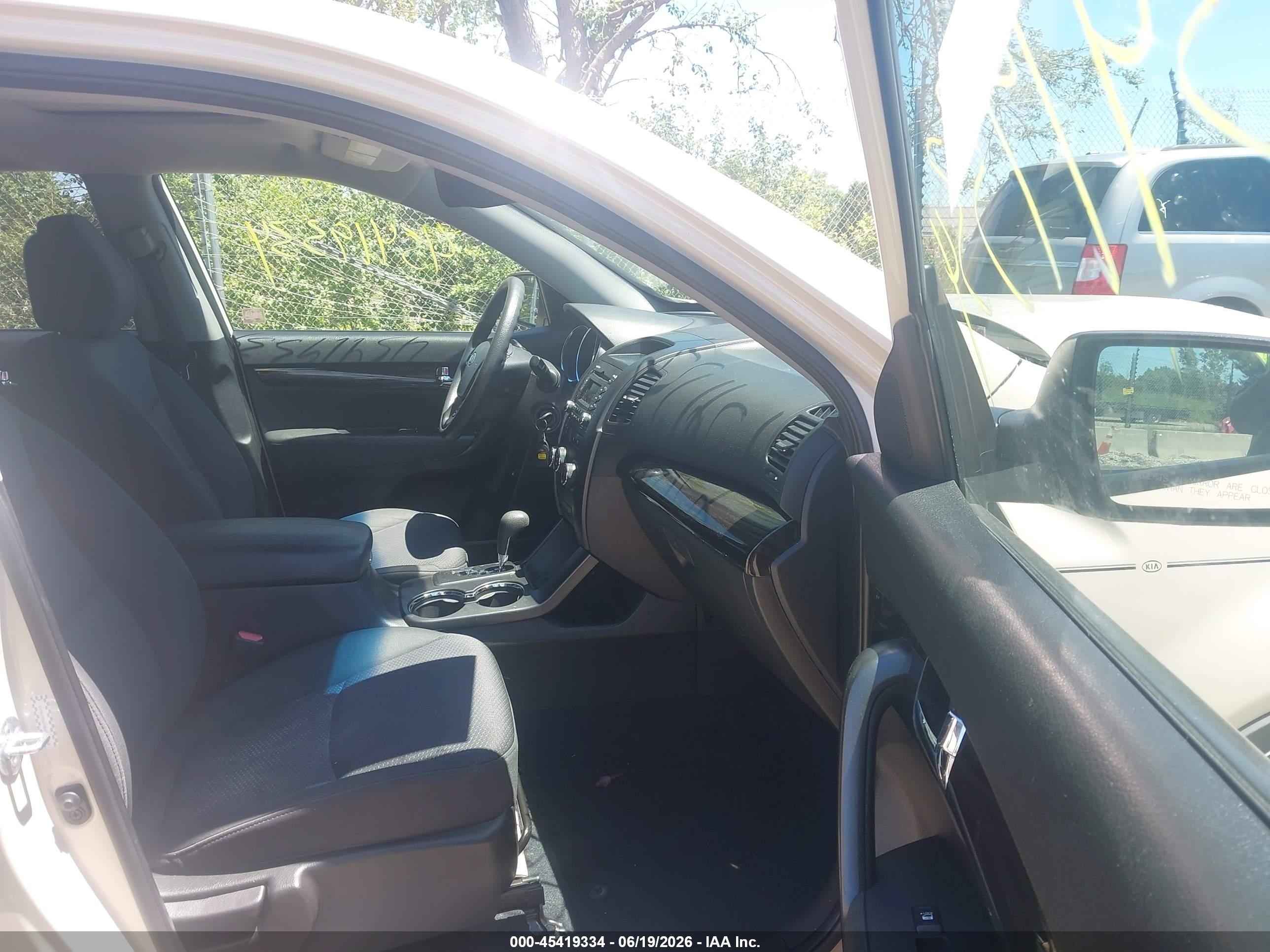 2011 Kia Sorento Lx V6 Cream vin: 5XYKTDA29BG100568