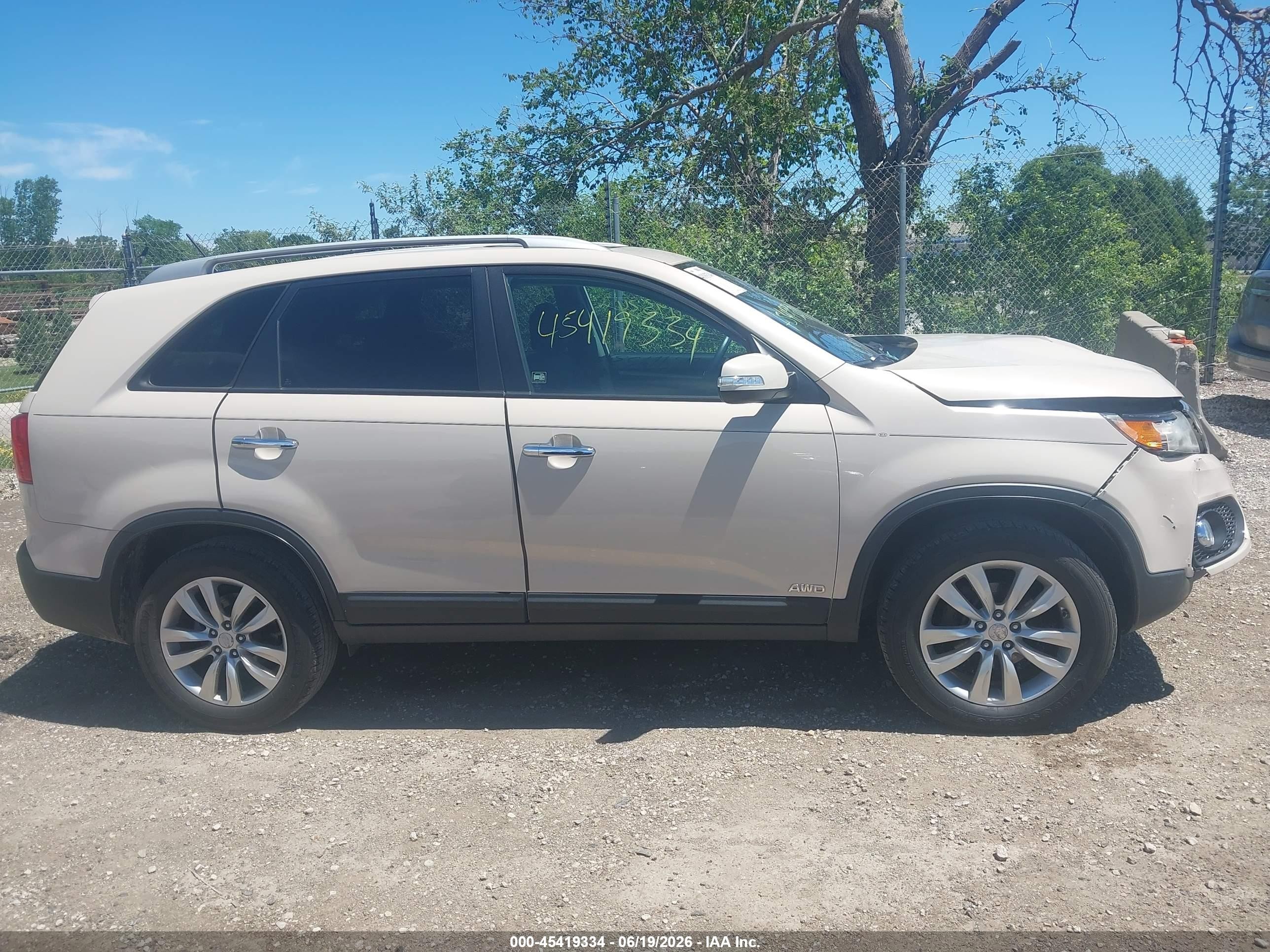 2011 Kia Sorento Lx V6 Cream vin: 5XYKTDA29BG100568