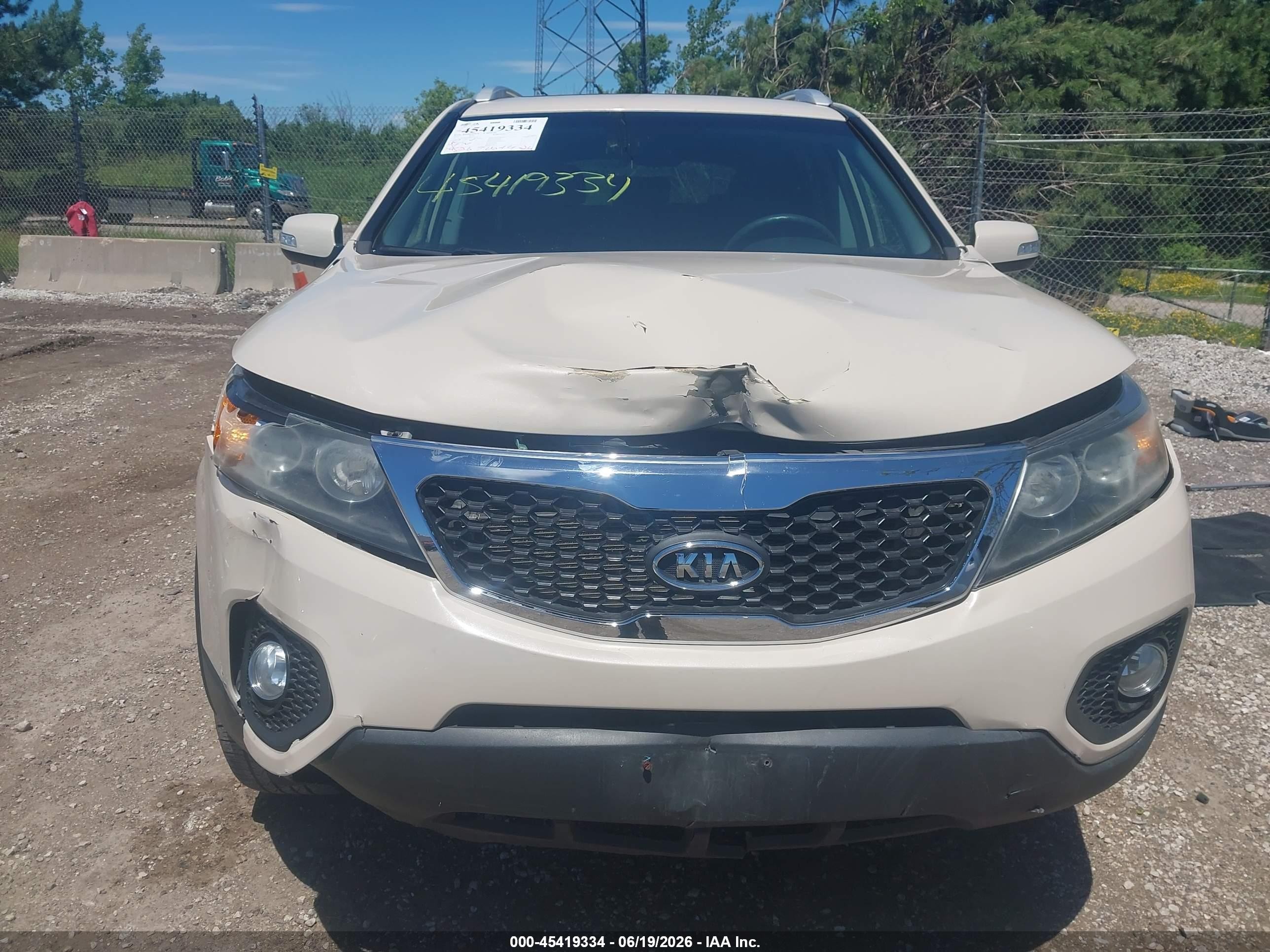 2011 Kia Sorento Lx V6 Cream vin: 5XYKTDA29BG100568