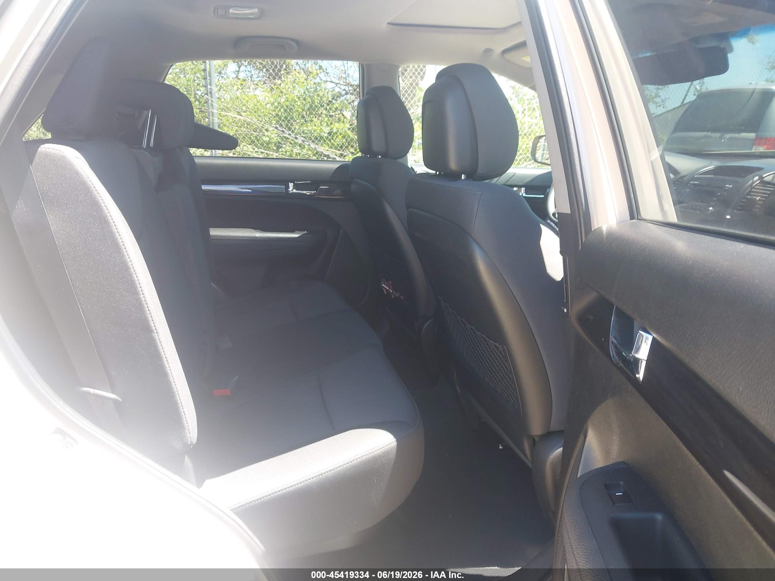 2011 Kia Sorento Lx V6 Cream vin: 5XYKTDA29BG100568