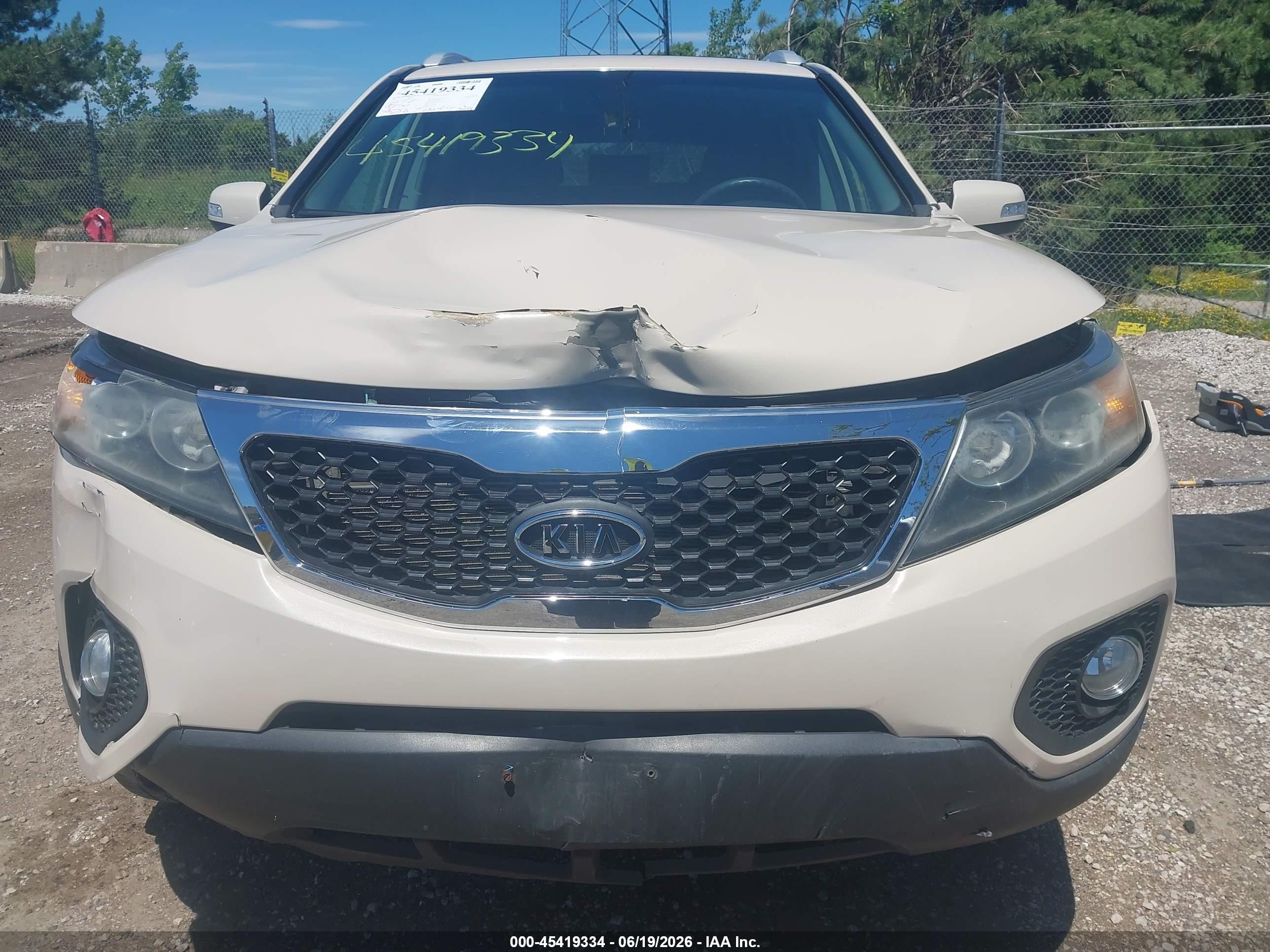 2011 Kia Sorento Lx V6 Cream vin: 5XYKTDA29BG100568