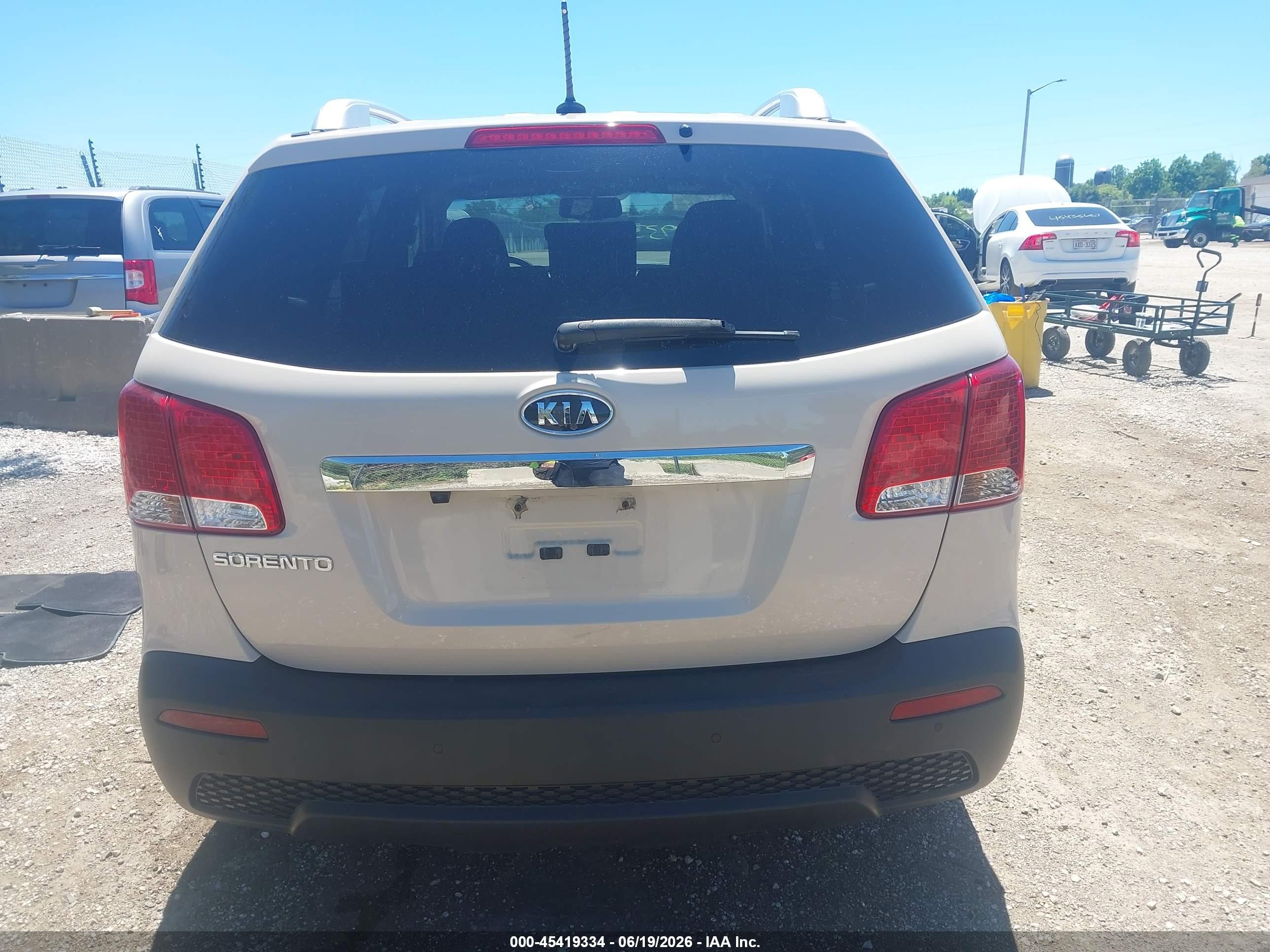 2011 Kia Sorento Lx V6 Cream vin: 5XYKTDA29BG100568