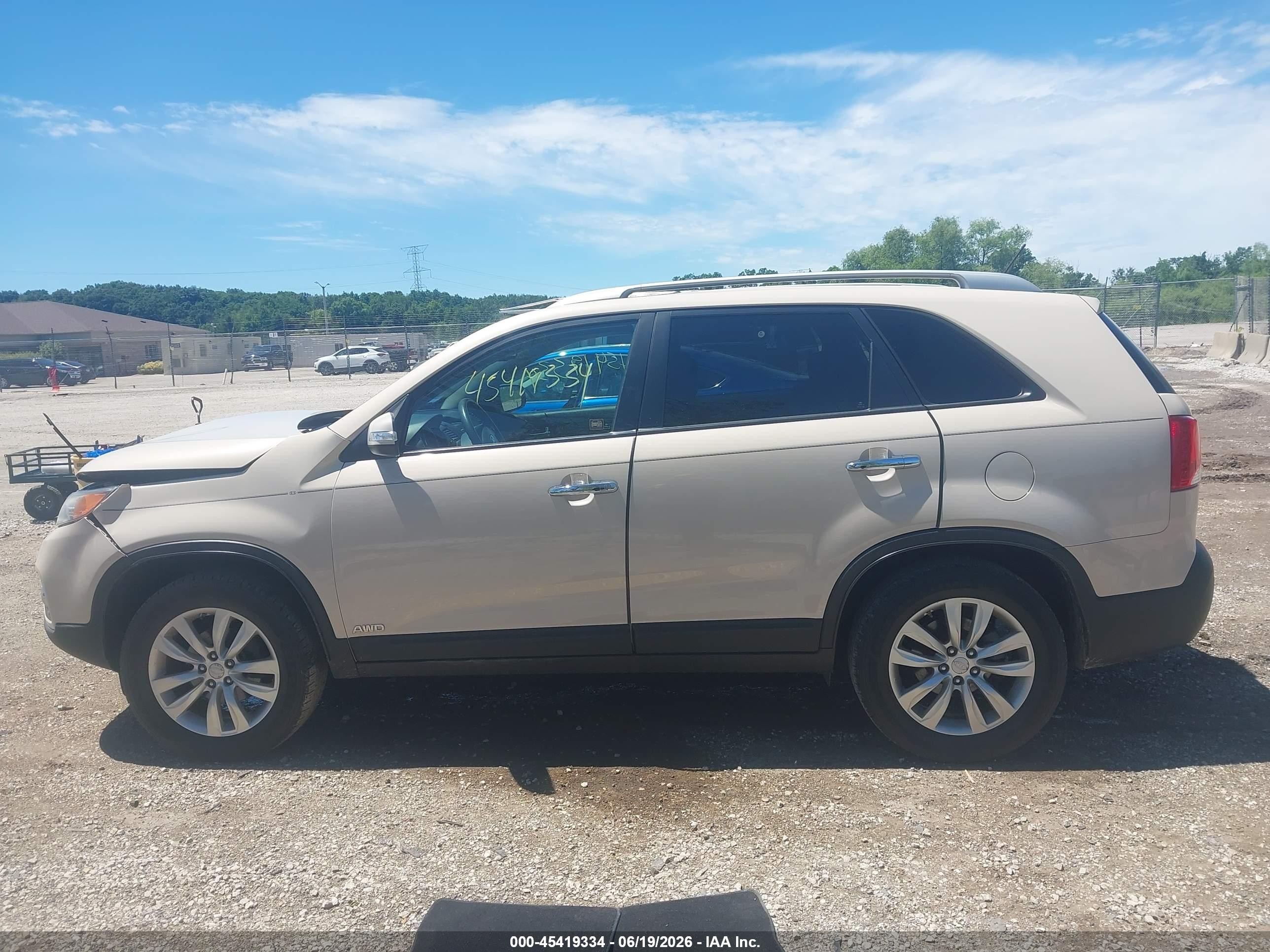 2011 Kia Sorento Lx V6 Cream vin: 5XYKTDA29BG100568