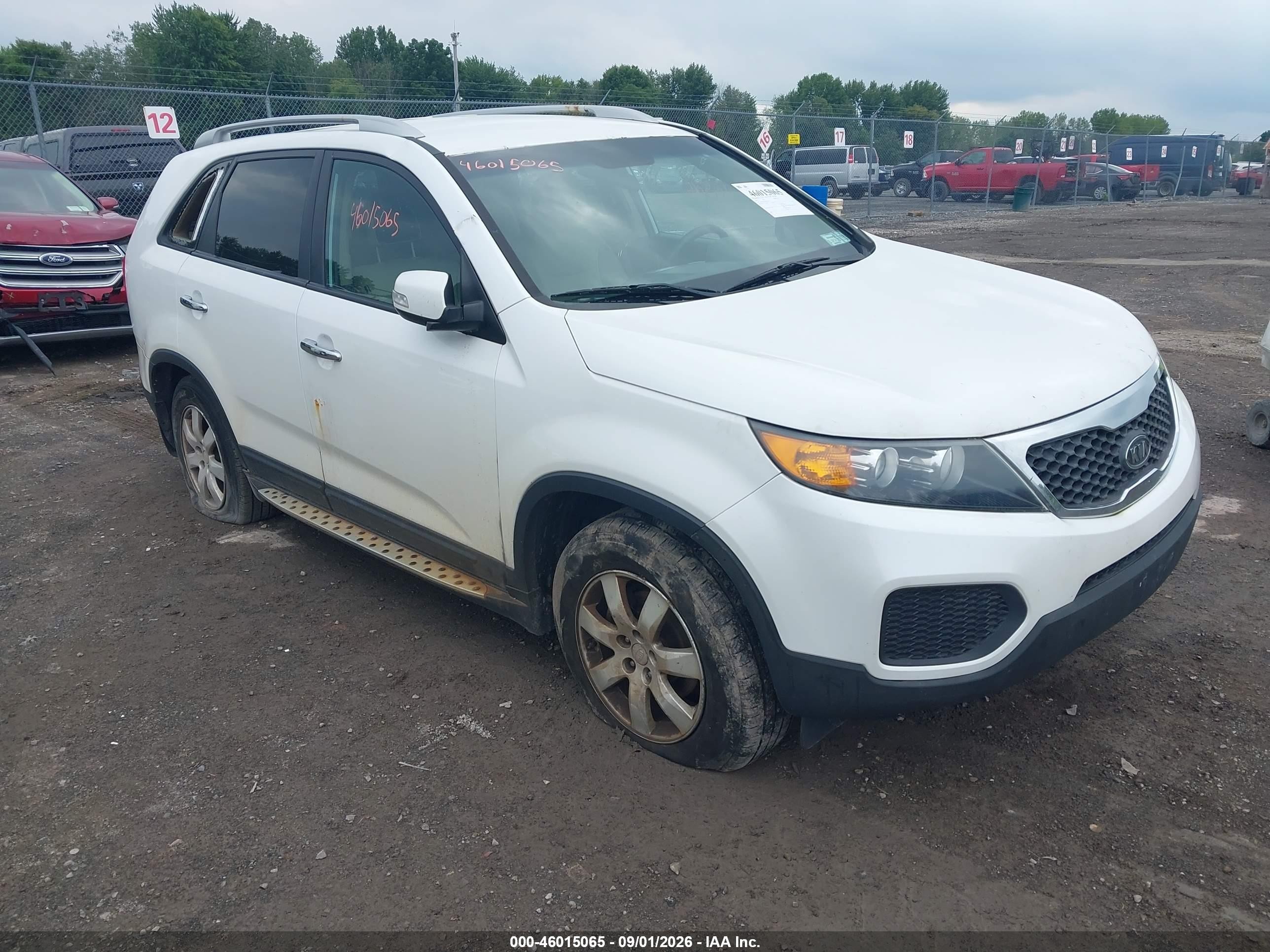 2011 Kia Sorento Lx V6 White vin: 5XYKTDA29BG146160