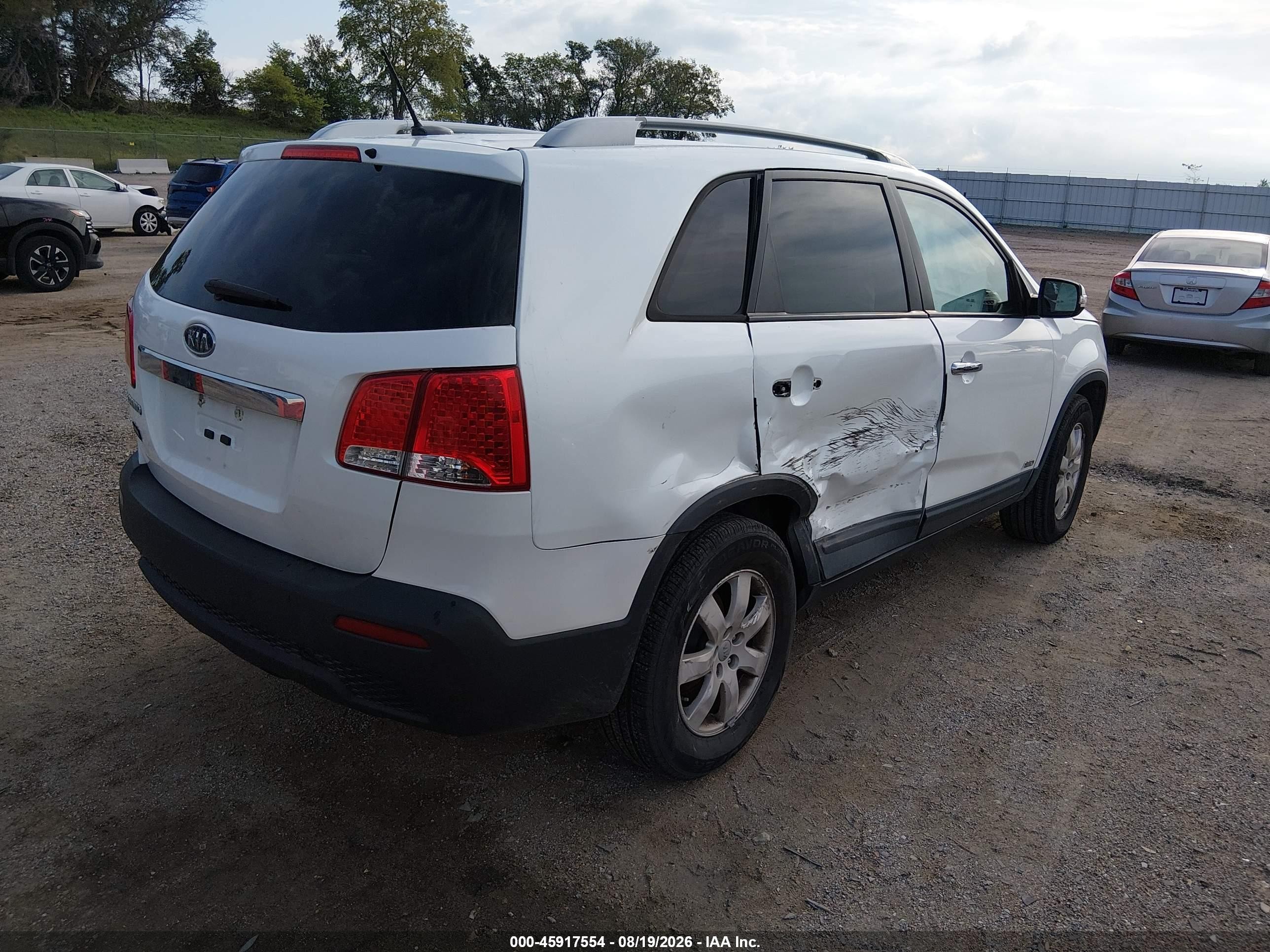 2012 Kia Sorento Lx V6 White vin: 5XYKTDA29CG228374