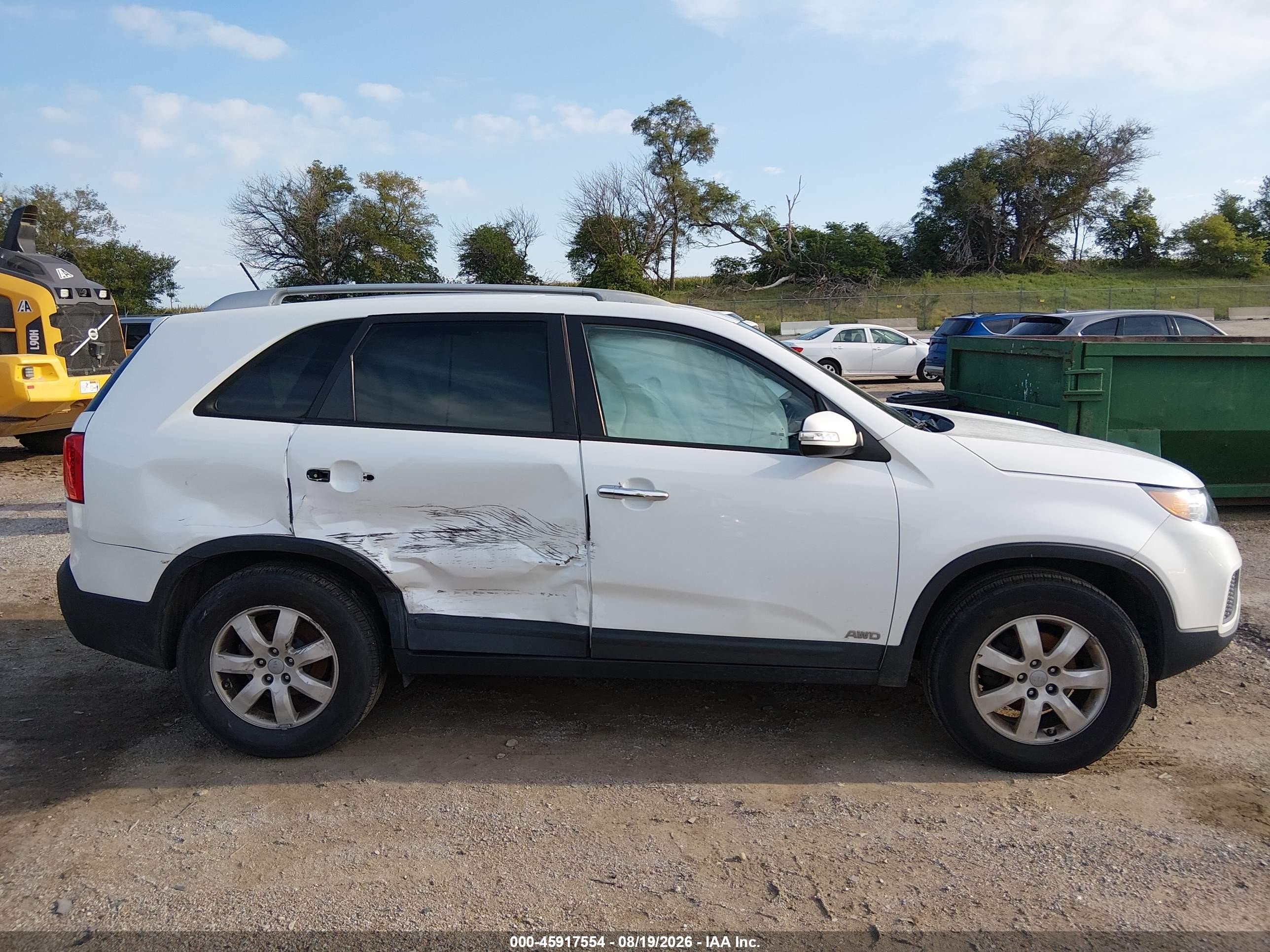2012 Kia Sorento Lx V6 White vin: 5XYKTDA29CG228374
