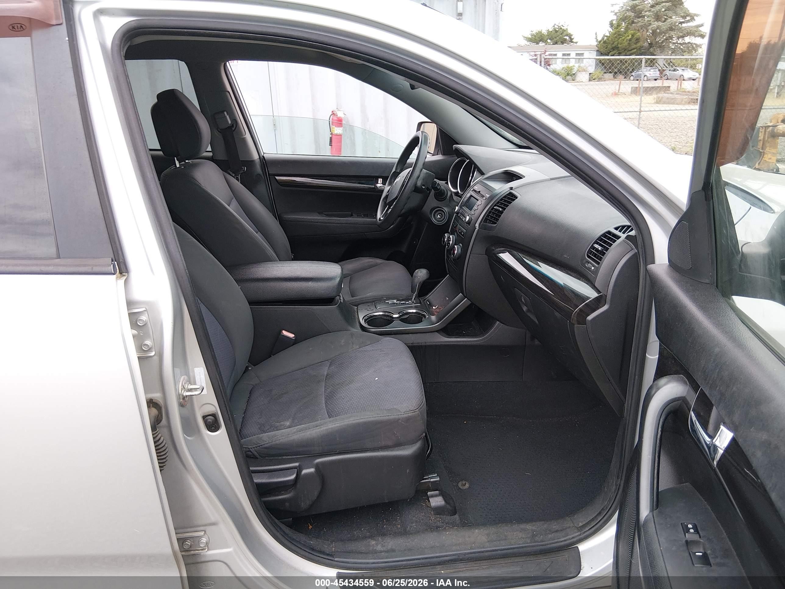 2012 Kia Sorento Lx V6 Silver vin: 5XYKTDA2XCG242297