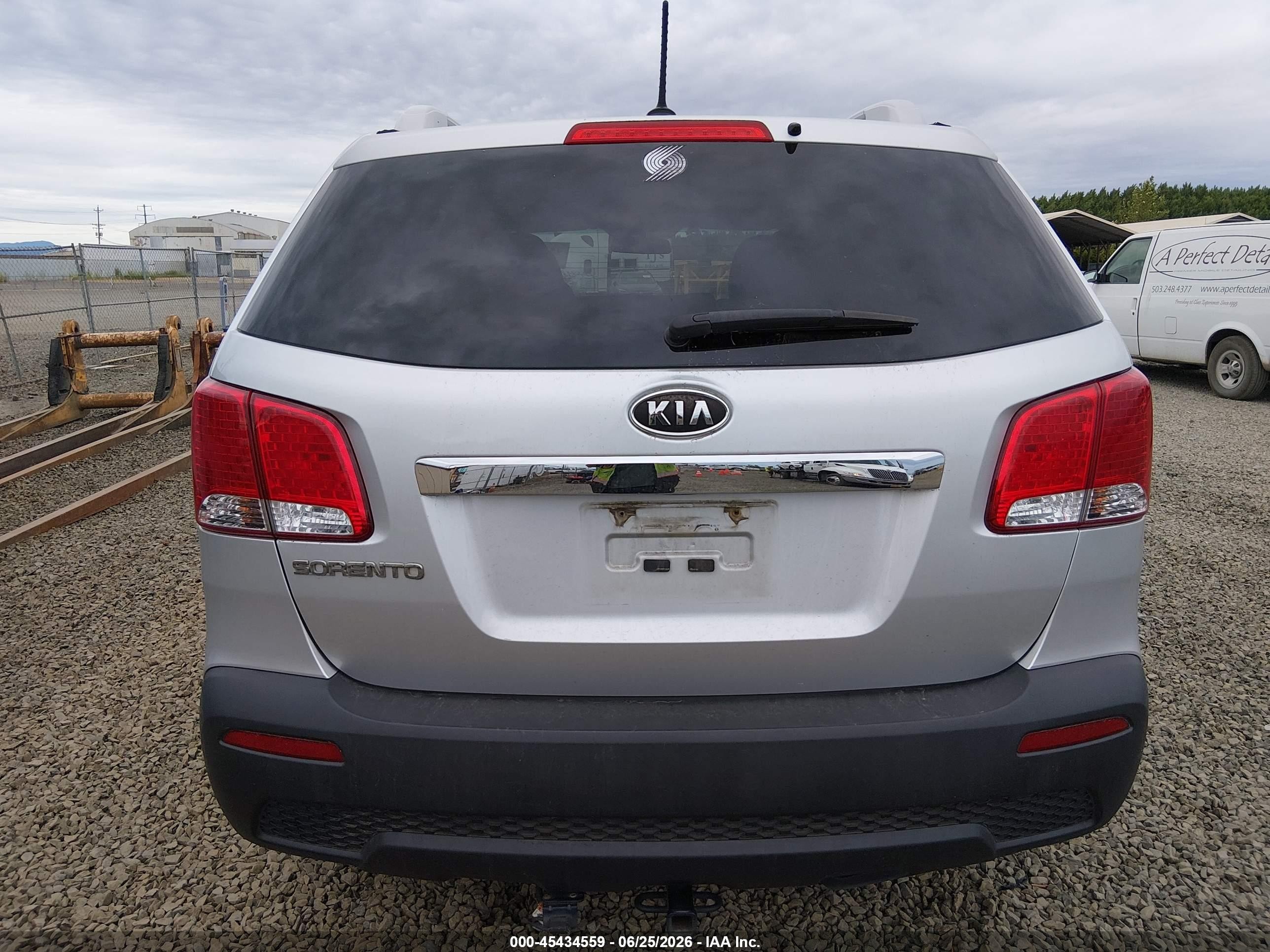 2012 Kia Sorento Lx V6 Silver vin: 5XYKTDA2XCG242297