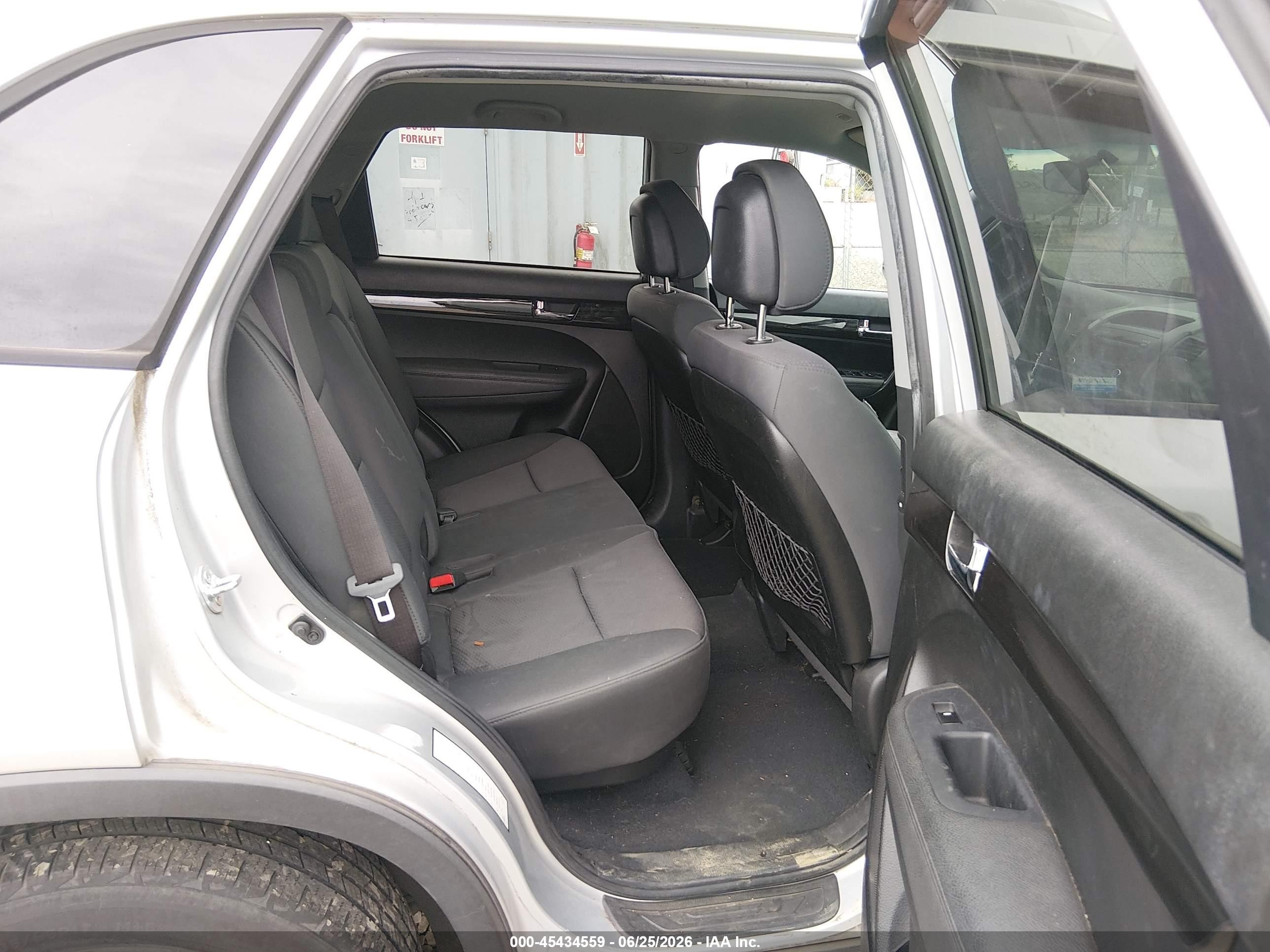 2012 Kia Sorento Lx V6 Silver vin: 5XYKTDA2XCG242297
