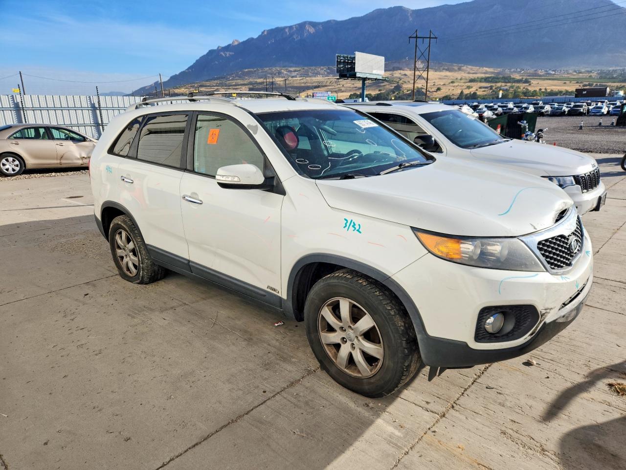 2012 Kia Sorento Lx White vin: 5XYKTDA61CG256463