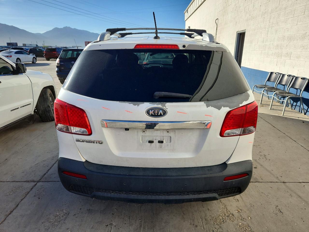 2012 Kia Sorento Lx White vin: 5XYKTDA61CG256463