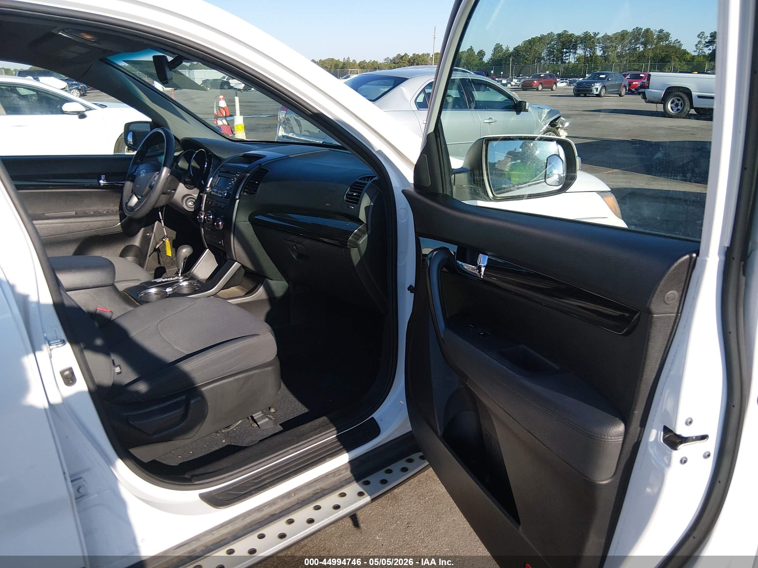 2012 Kia Sorento Lx White vin: 5XYKTDA65CG212482
